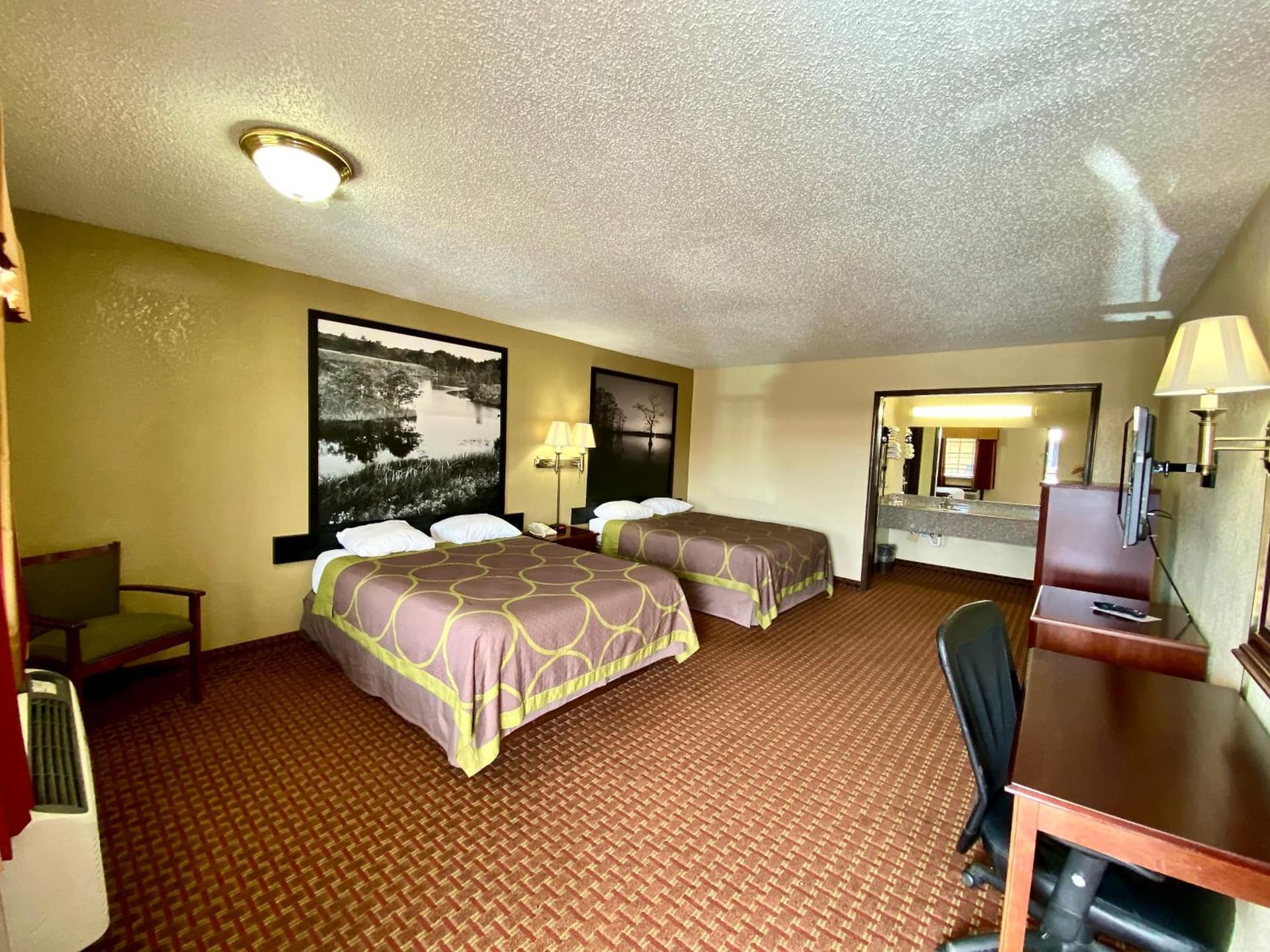 Super 8 by Wyndham Shawnee interior in Shawnee, OK — gallery photo 2