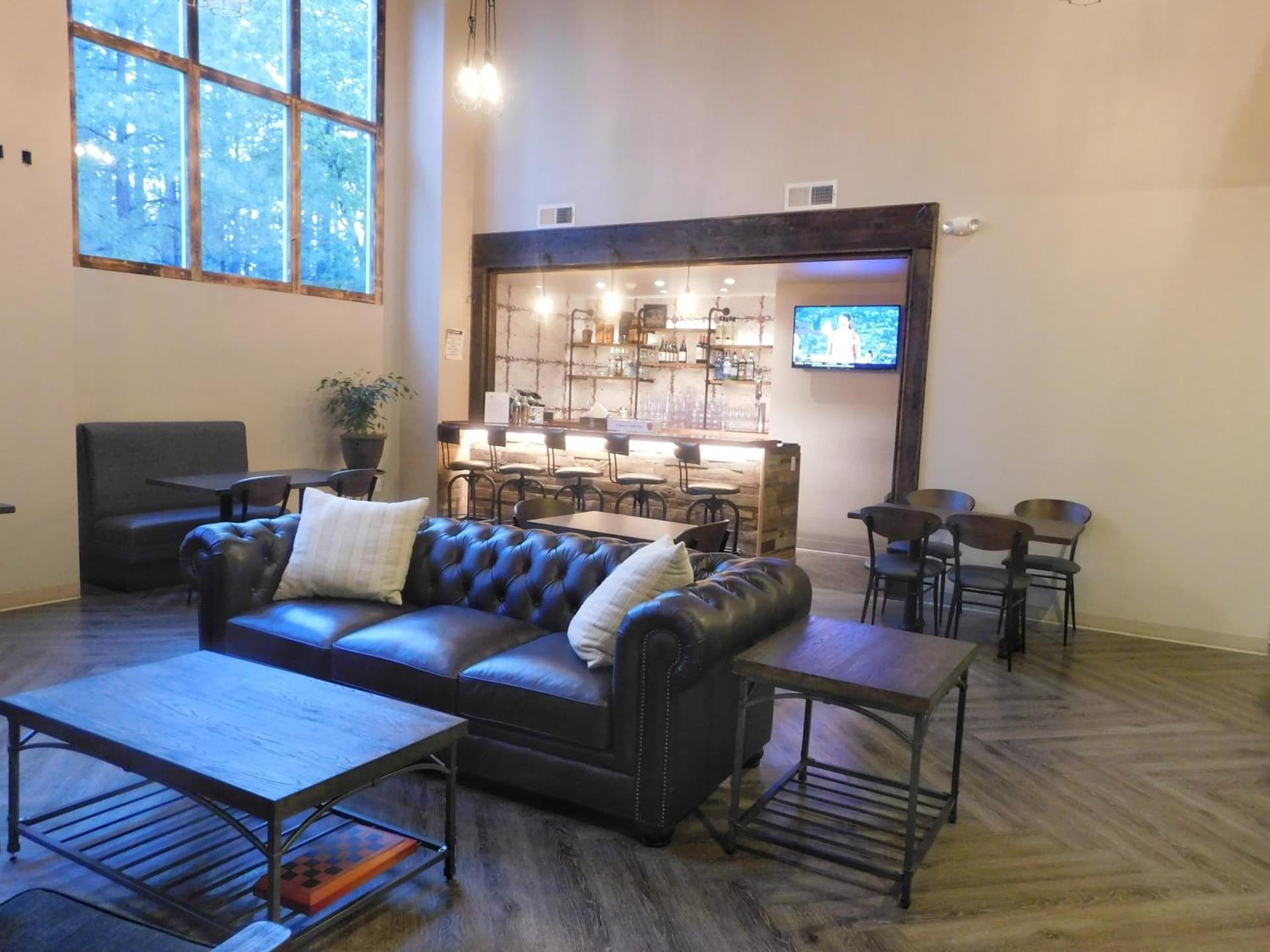 GreenTree Inn & Suites Pinetop interior in Pinetop-Lakeside, AZ — gallery photo 2