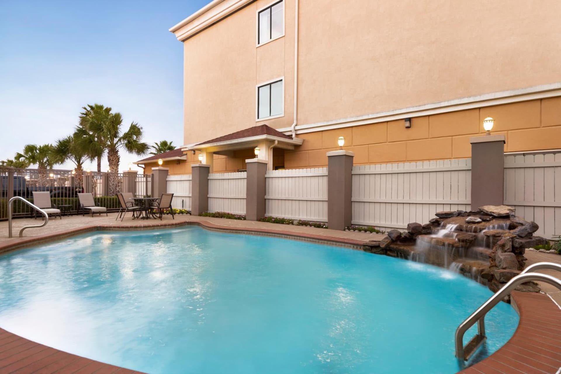Days Inn & Suites by Wyndham Houston Hobby Airport gallery photo in Houston, TX — image 7