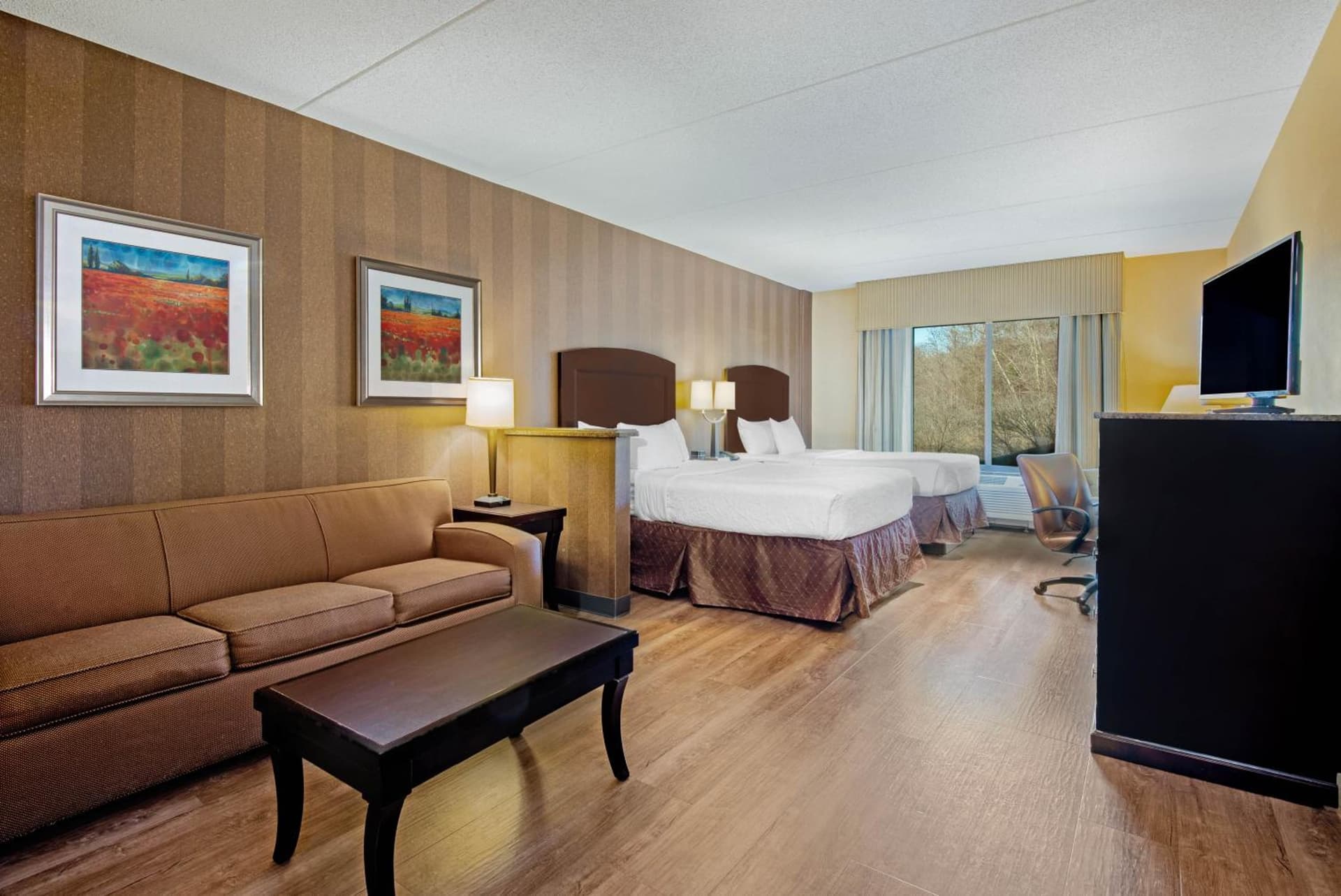 La Quinta Inn & Suites Bel Air I-95 Exit 77A interior in Bel Air, MD — gallery photo 2