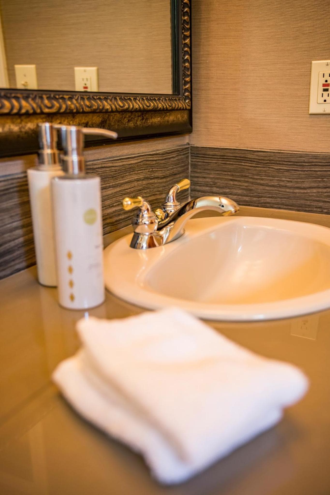 Pine Ridge Inn property views in Bend, OR — gallery photo 3