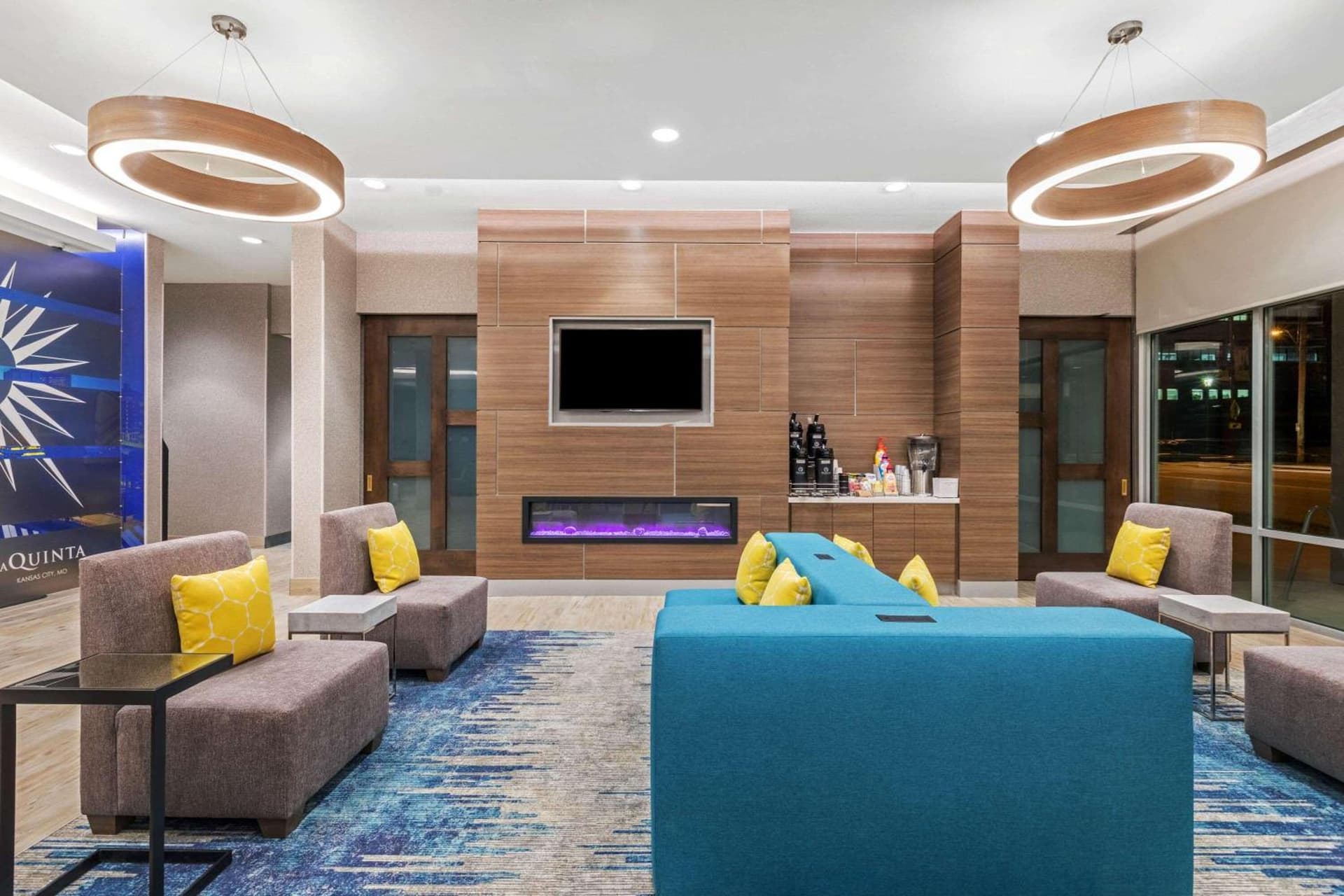 La Quinta Inn & Suites by Wyndham Kansas City Beacon Hill gallery photo in Kansas City, MO — image 13