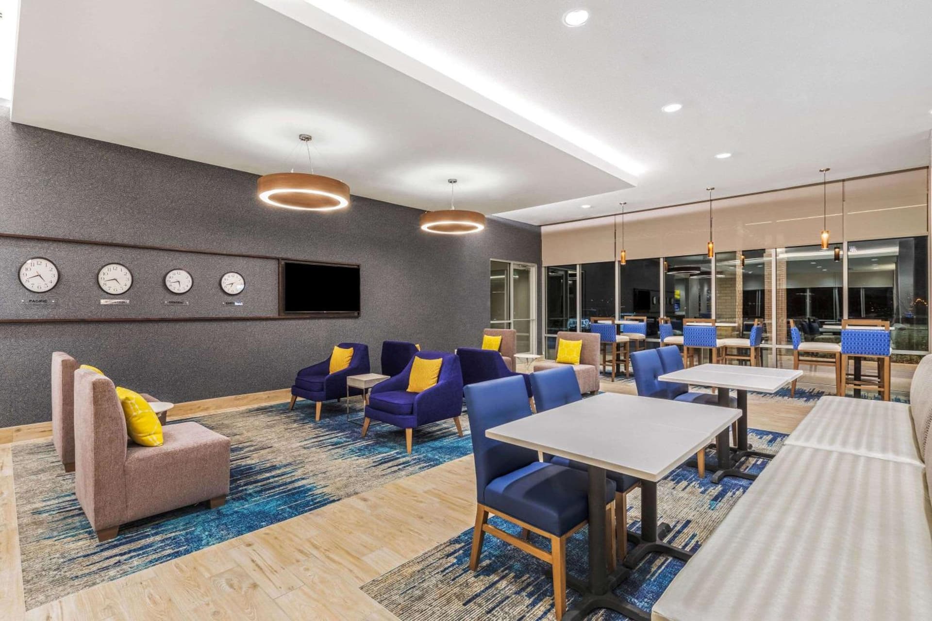 La Quinta Inn & Suites by Wyndham Kansas City Beacon Hill interior in Kansas City, MO — gallery photo 2