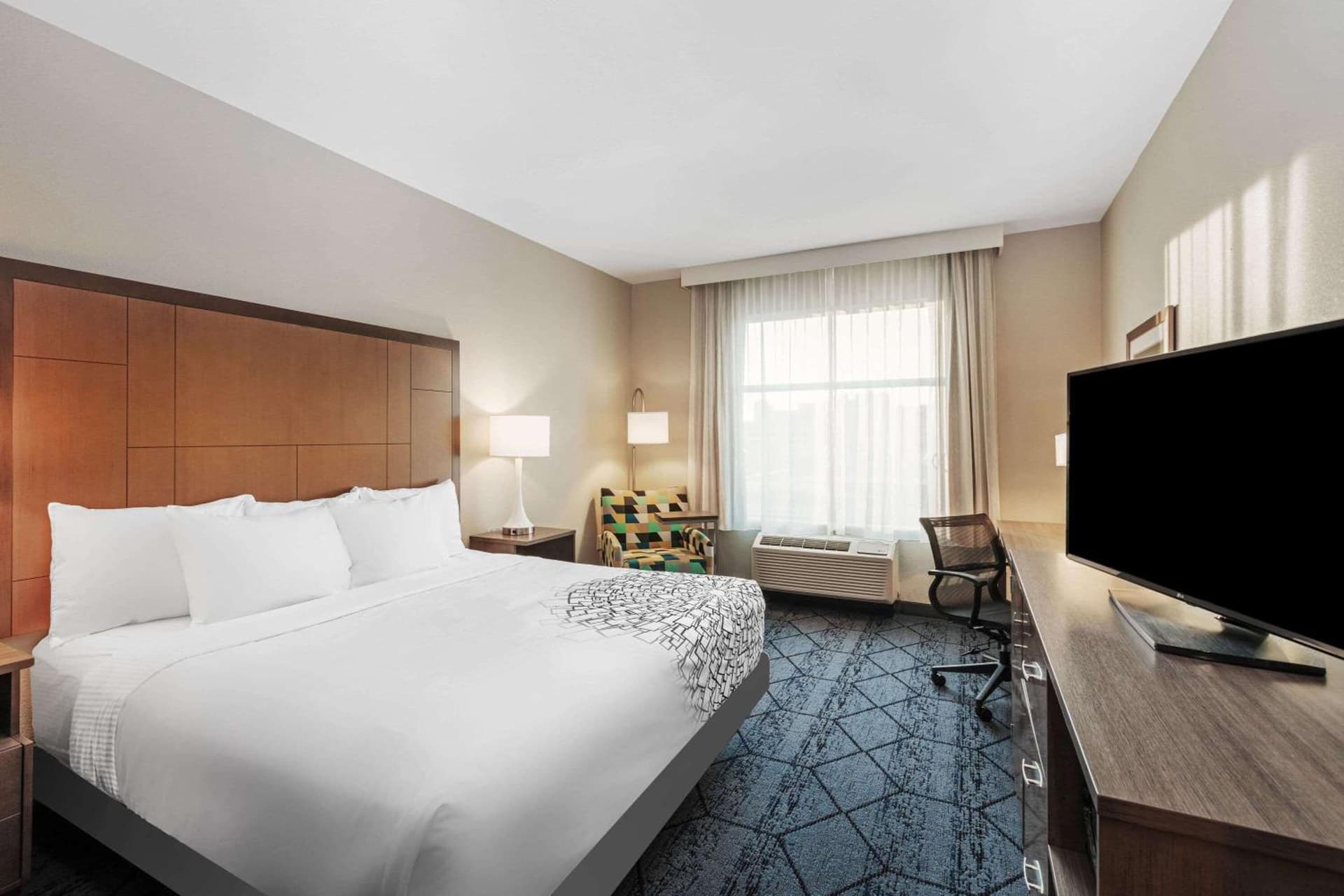 La Quinta Inn & Suites by Wyndham Kansas City Beacon Hill interior in Kansas City, MO — gallery photo 2