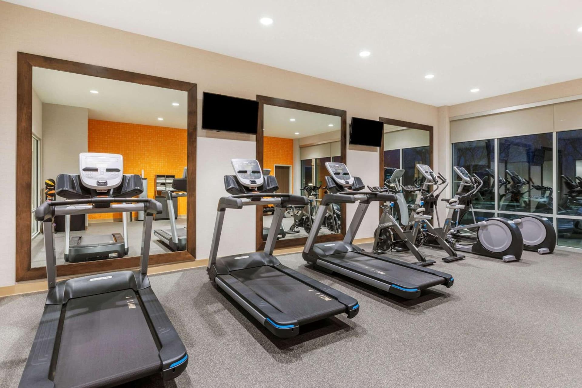 La Quinta Inn & Suites by Wyndham Kansas City Beacon Hill gallery photo in Kansas City, MO — image 22