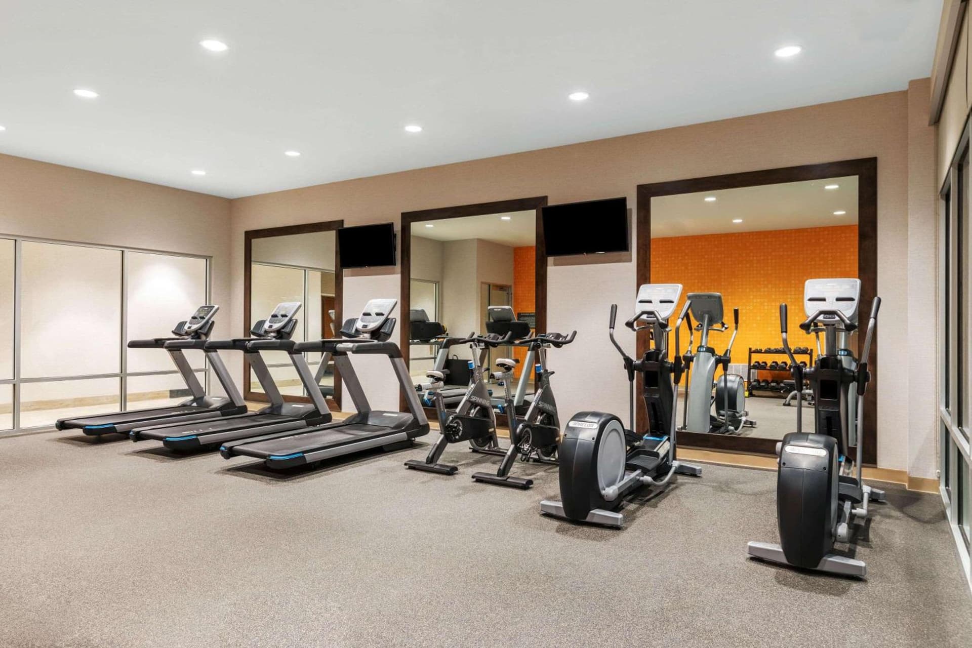 La Quinta Inn & Suites by Wyndham Kansas City Beacon Hill gallery photo in Kansas City, MO — image 27