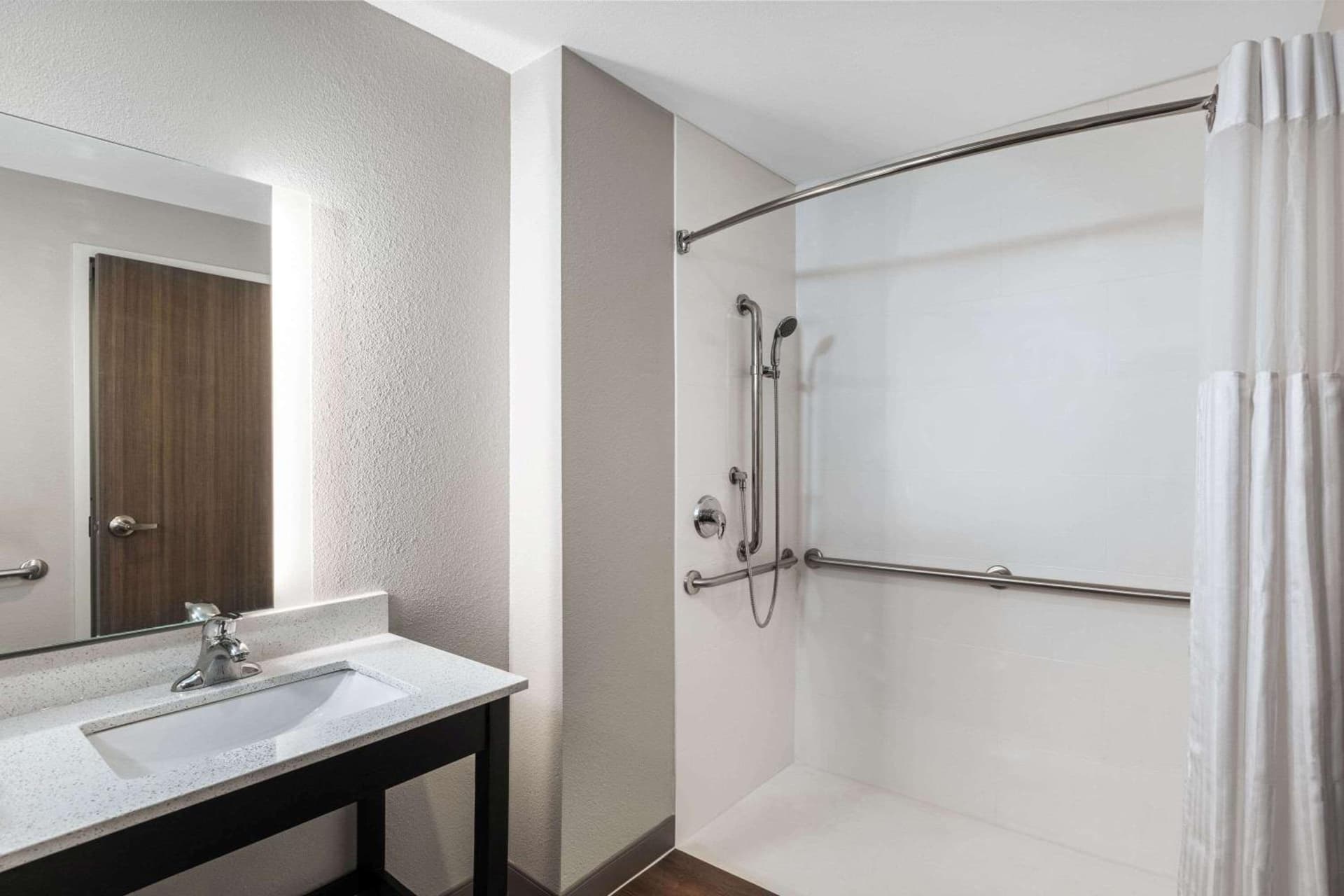La Quinta Inn & Suites by Wyndham Kansas City Beacon Hill gallery photo in Kansas City, MO — image 24