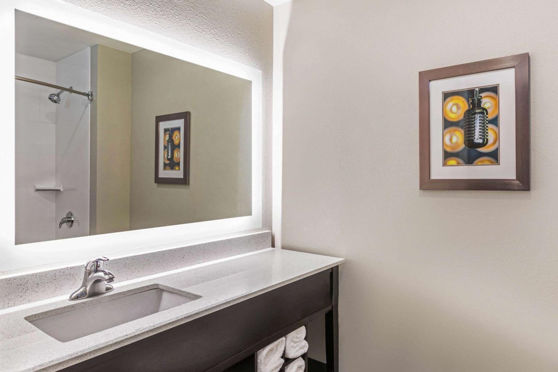 La Quinta Inn & Suites by Wyndham Kansas City Beacon Hill gallery photo in Kansas City, MO — image 7