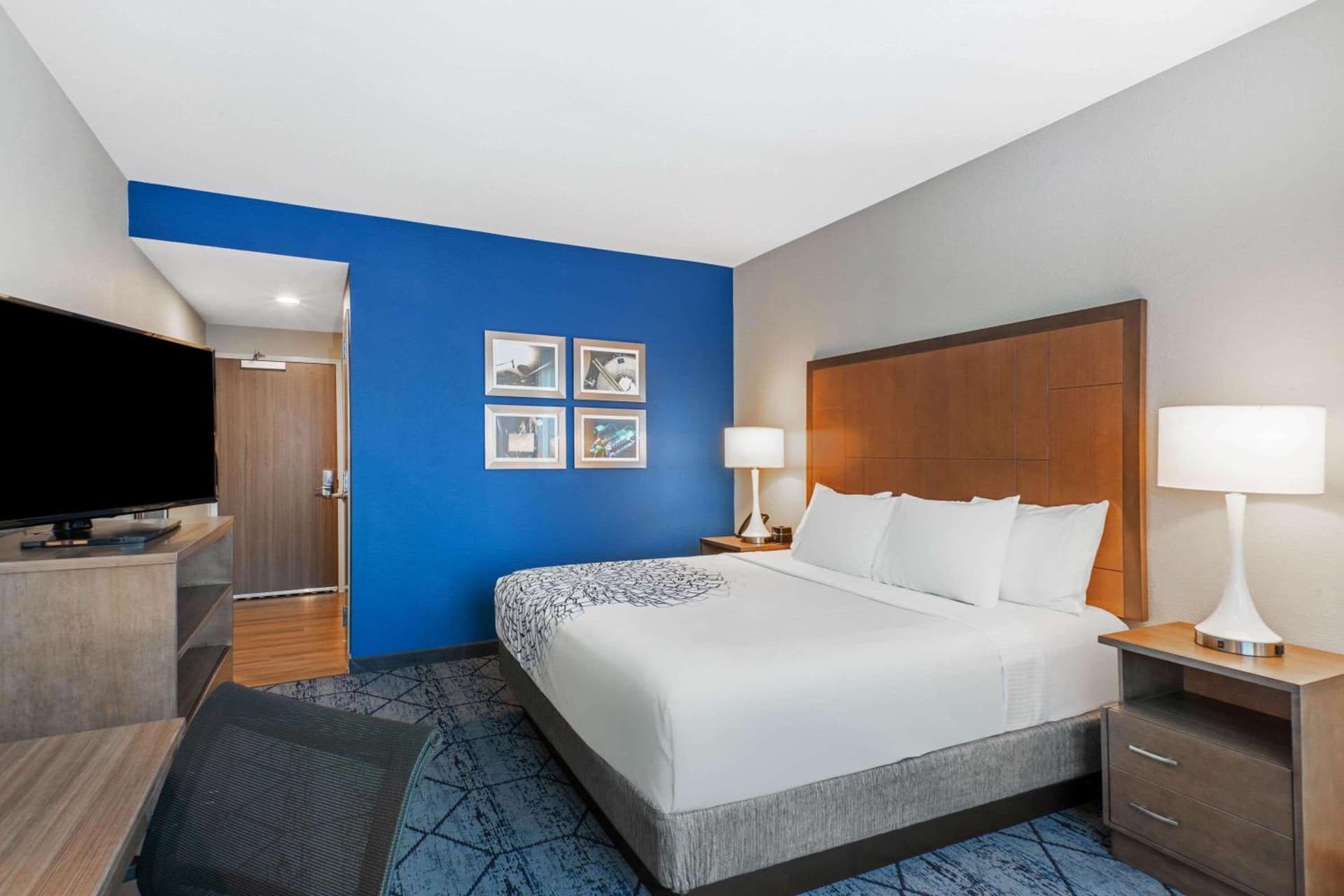 La Quinta Inn & Suites by Wyndham Kansas City Beacon Hill gallery photo in Kansas City, MO — image 11