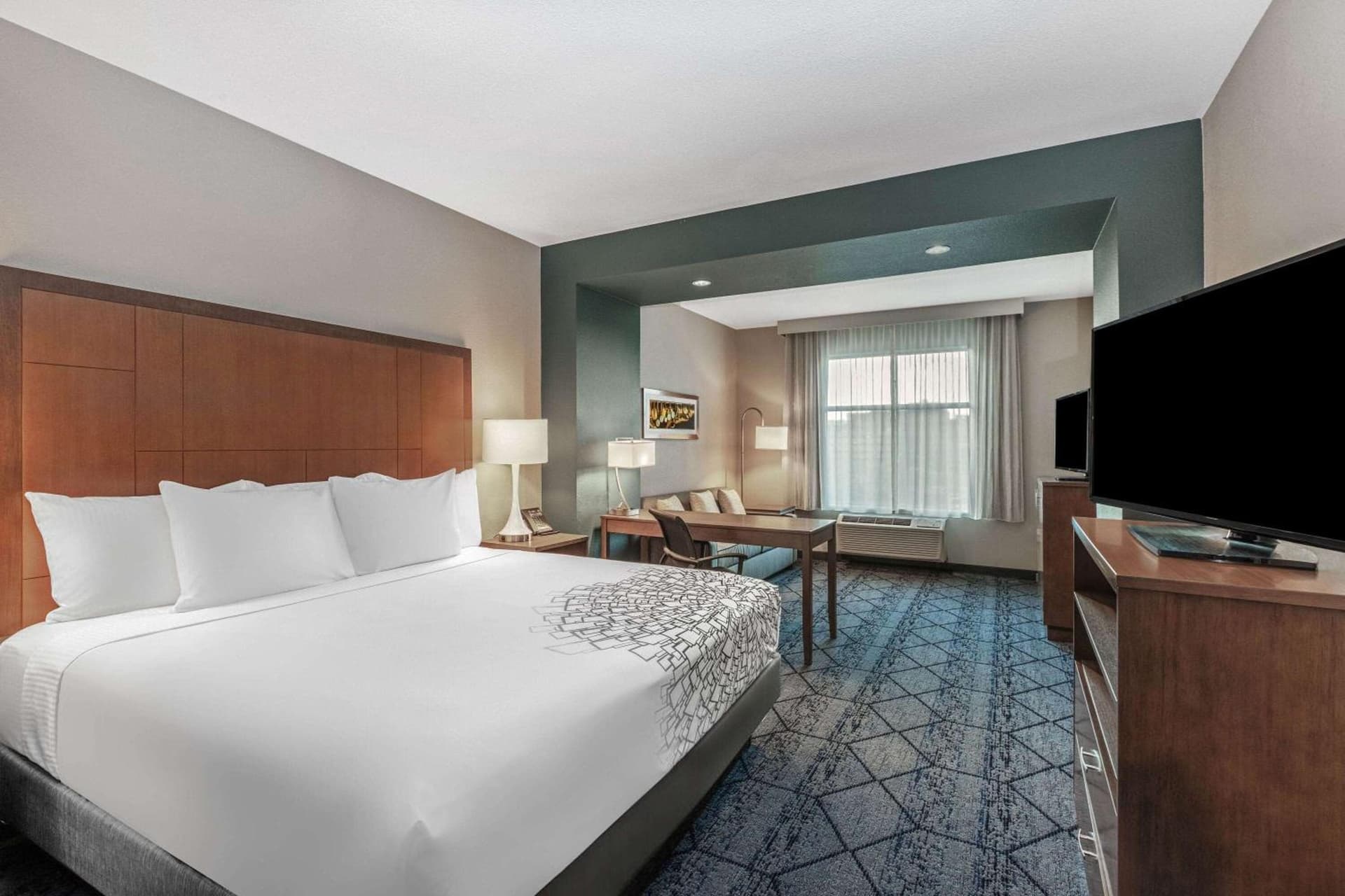 La Quinta Inn & Suites by Wyndham Kansas City Beacon Hill gallery photo in Kansas City, MO — image 10