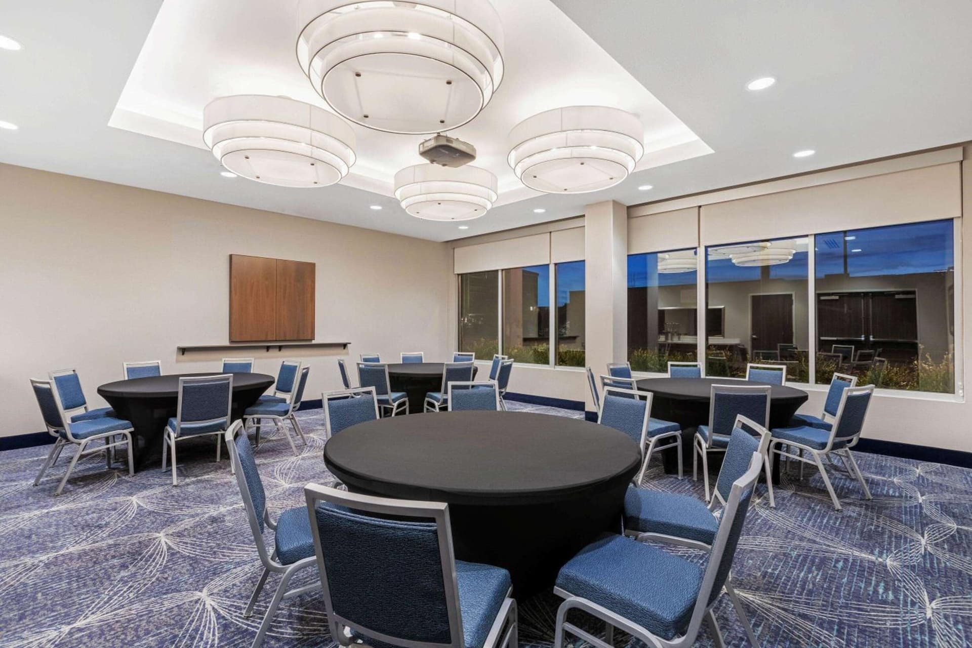 La Quinta Inn & Suites by Wyndham Kansas City Beacon Hill gallery photo in Kansas City, MO — image 9
