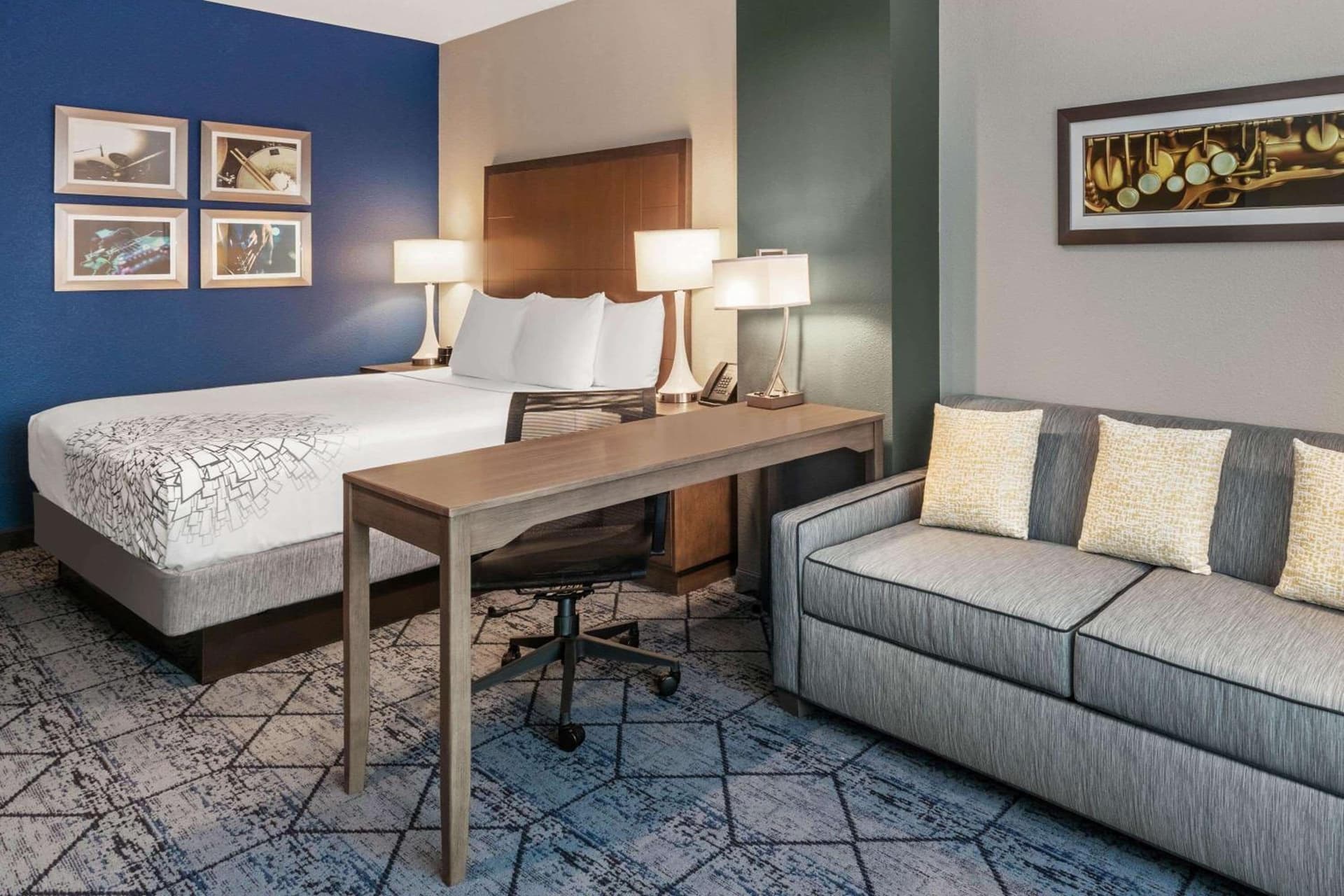La Quinta Inn & Suites by Wyndham Kansas City Beacon Hill gallery photo in Kansas City, MO — image 17