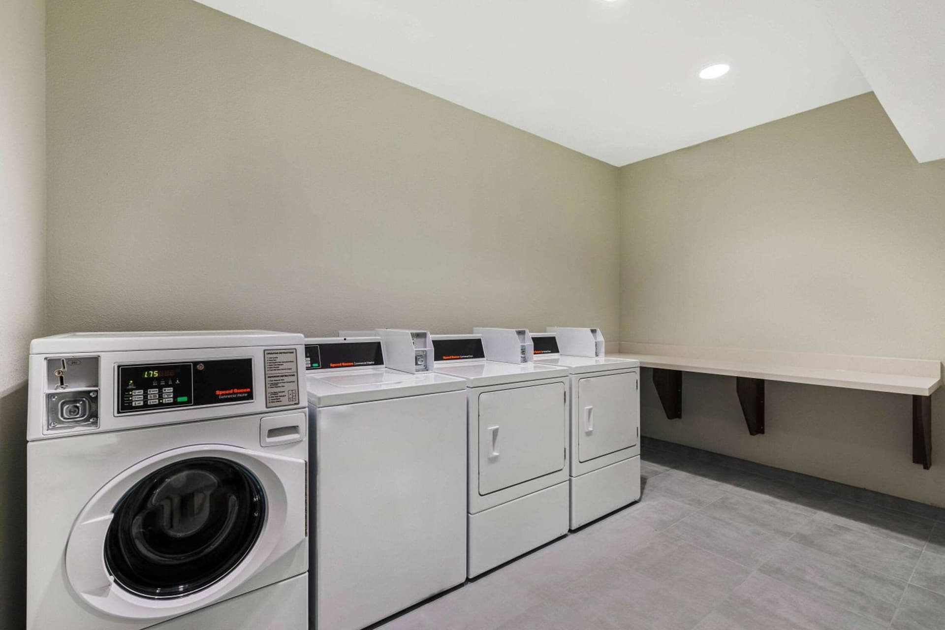 La Quinta Inn & Suites by Wyndham Kansas City Beacon Hill property views in Kansas City, MO — gallery photo 3