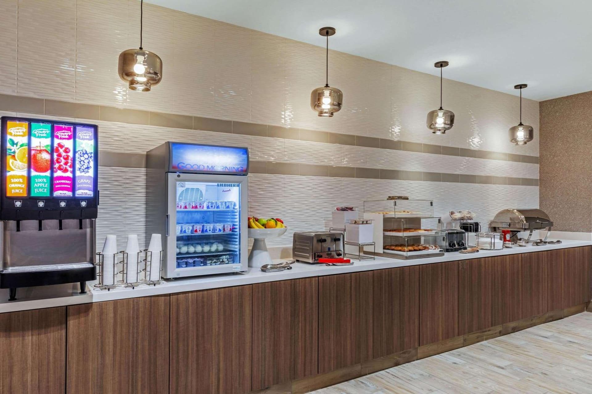 La Quinta Inn & Suites by Wyndham Kansas City Beacon Hill gallery photo in Kansas City, MO — image 4