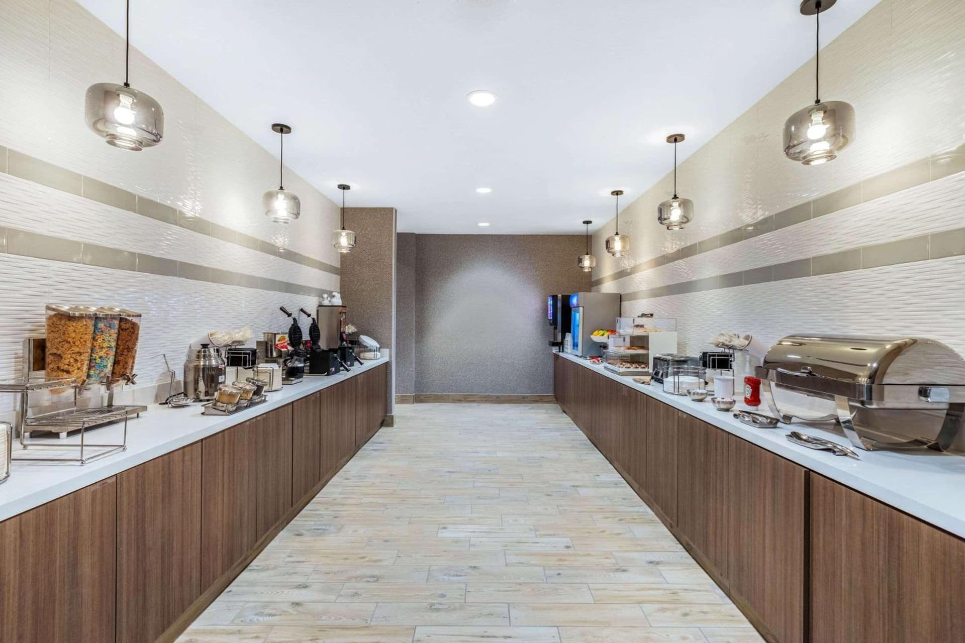 La Quinta Inn & Suites by Wyndham Kansas City Beacon Hill gallery photo in Kansas City, MO — image 5