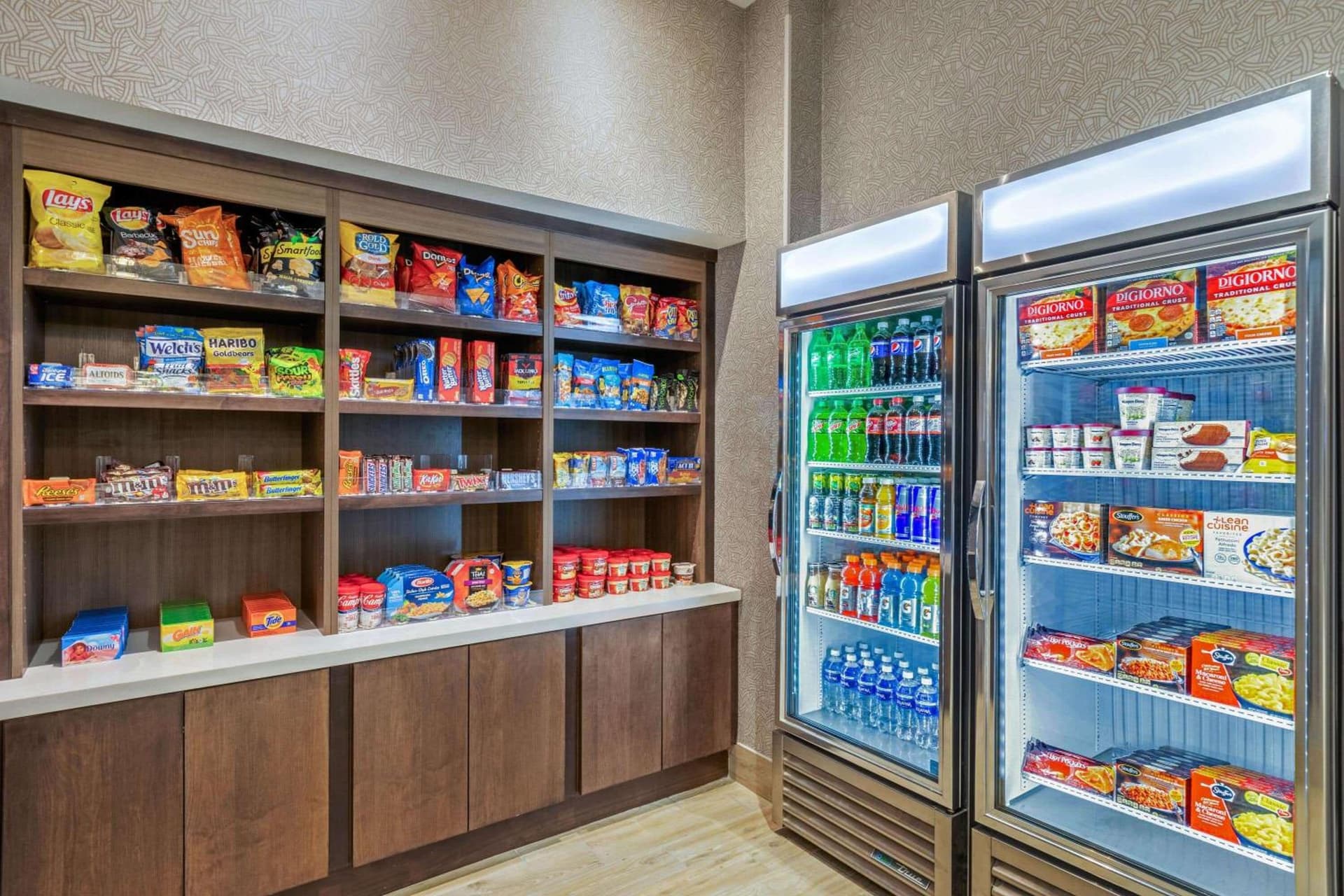 La Quinta Inn & Suites by Wyndham Kansas City Beacon Hill gallery photo in Kansas City, MO — image 6
