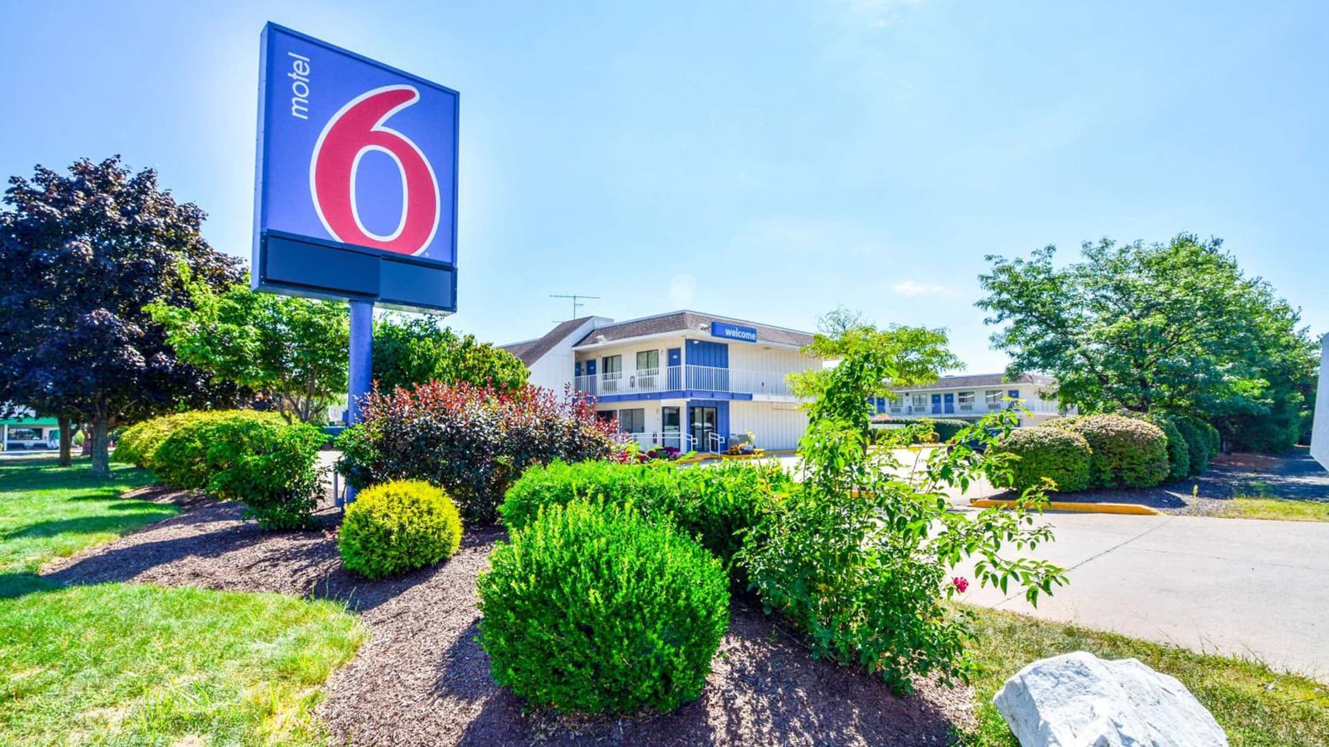 Motel 6-Windsor Locks, CT - Hartford featured exterior or lobby in Windsor Locks — similar hotel