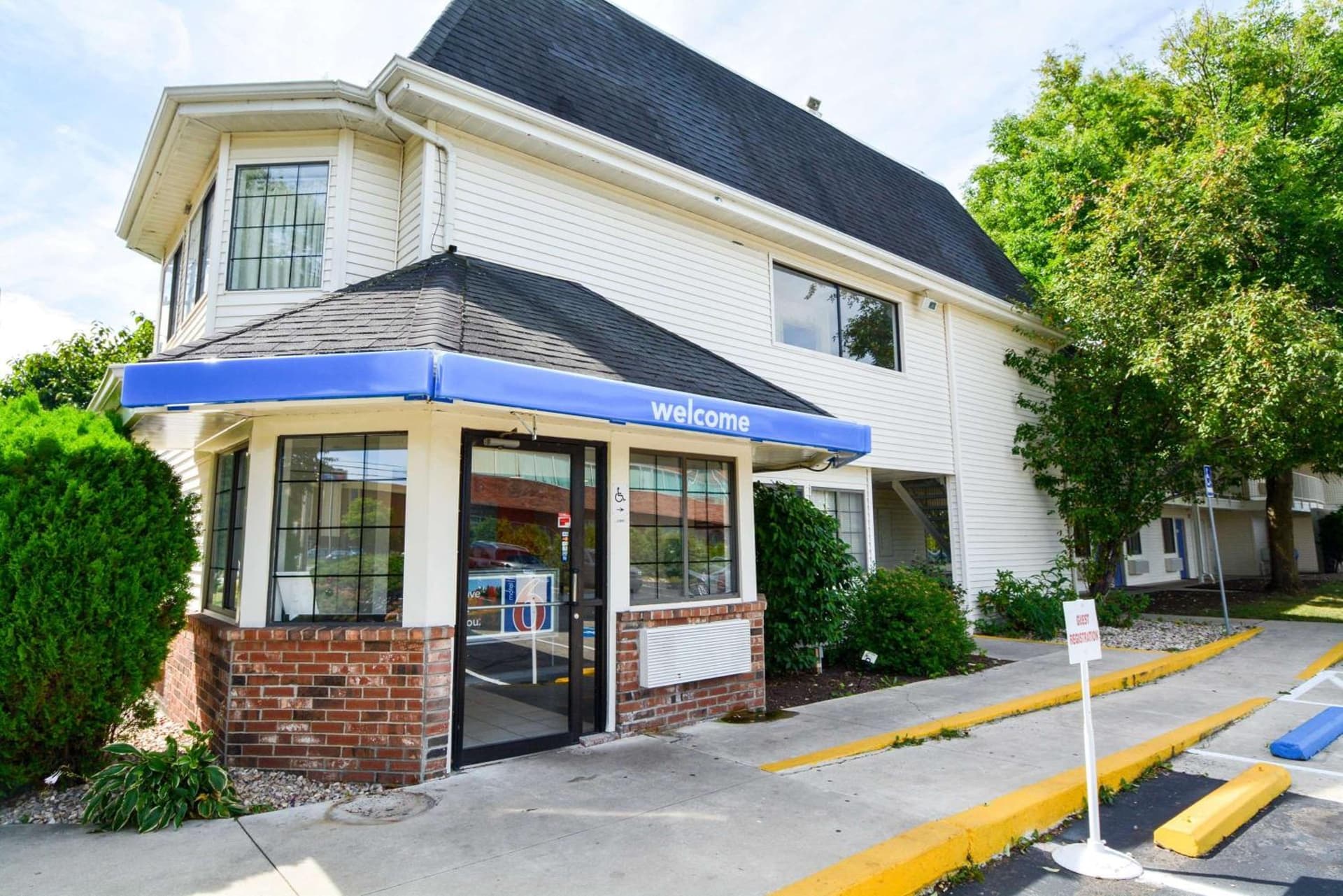 Motel 6-Wethersfield, CT - Hartford featured exterior or lobby in Wethersfield — similar hotel