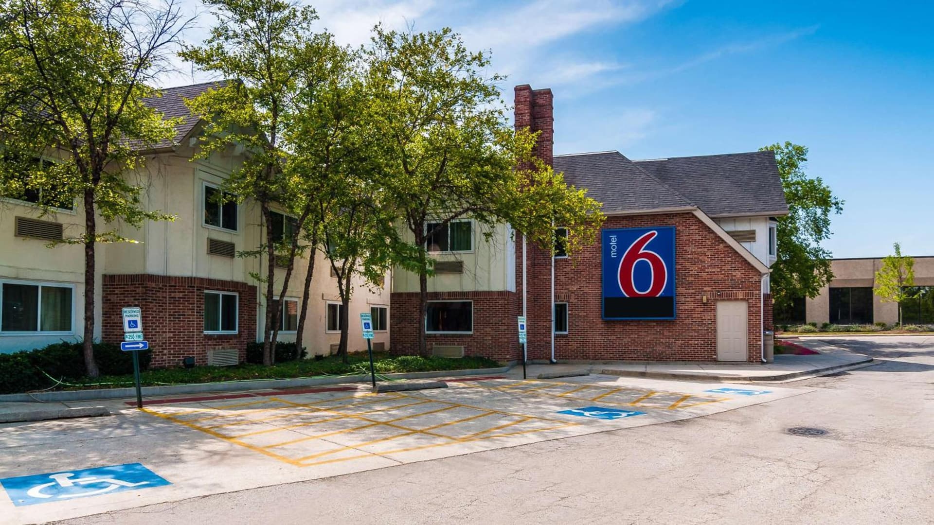Motel 6-Arlington Heights, IL - Chicago North Central featured exterior or lobby in Arlington Heights, IL — similar hotel