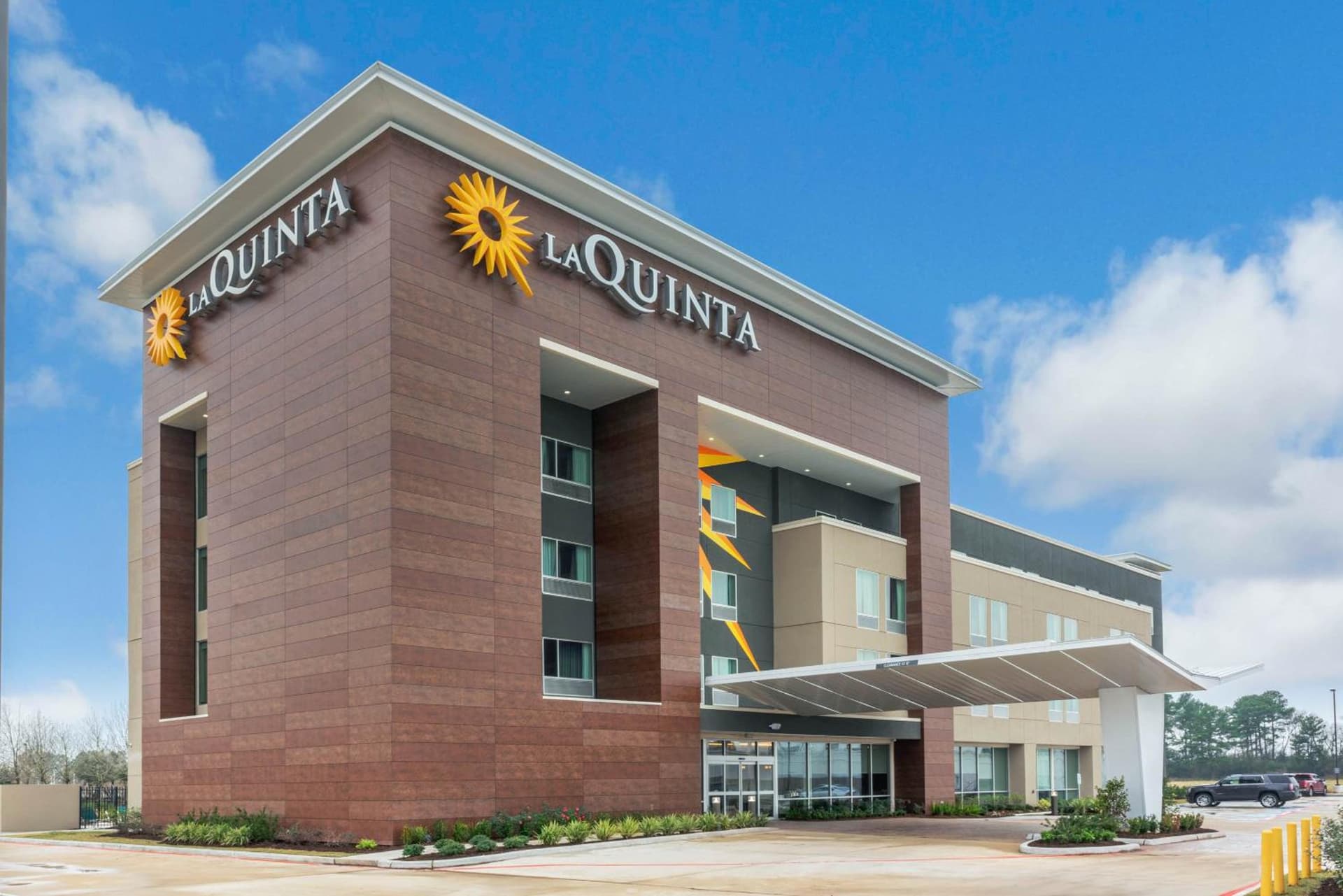 La Quinta Inn and Suites by Wyndham Houston Spring South interior in Spring, TX — gallery photo 2