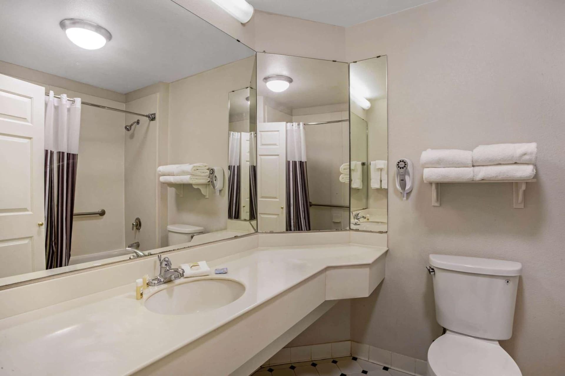 La Quinta by Wyndham Winston-Salem gallery photo in Winston-Salem, NC — image 59