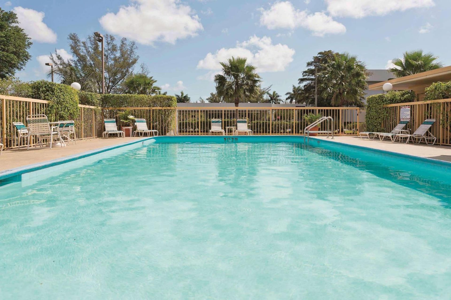 La Quinta Inn by Wyndham West Palm Beach - Florida Turnpike interior in West Palm Beach, FL — gallery photo 2