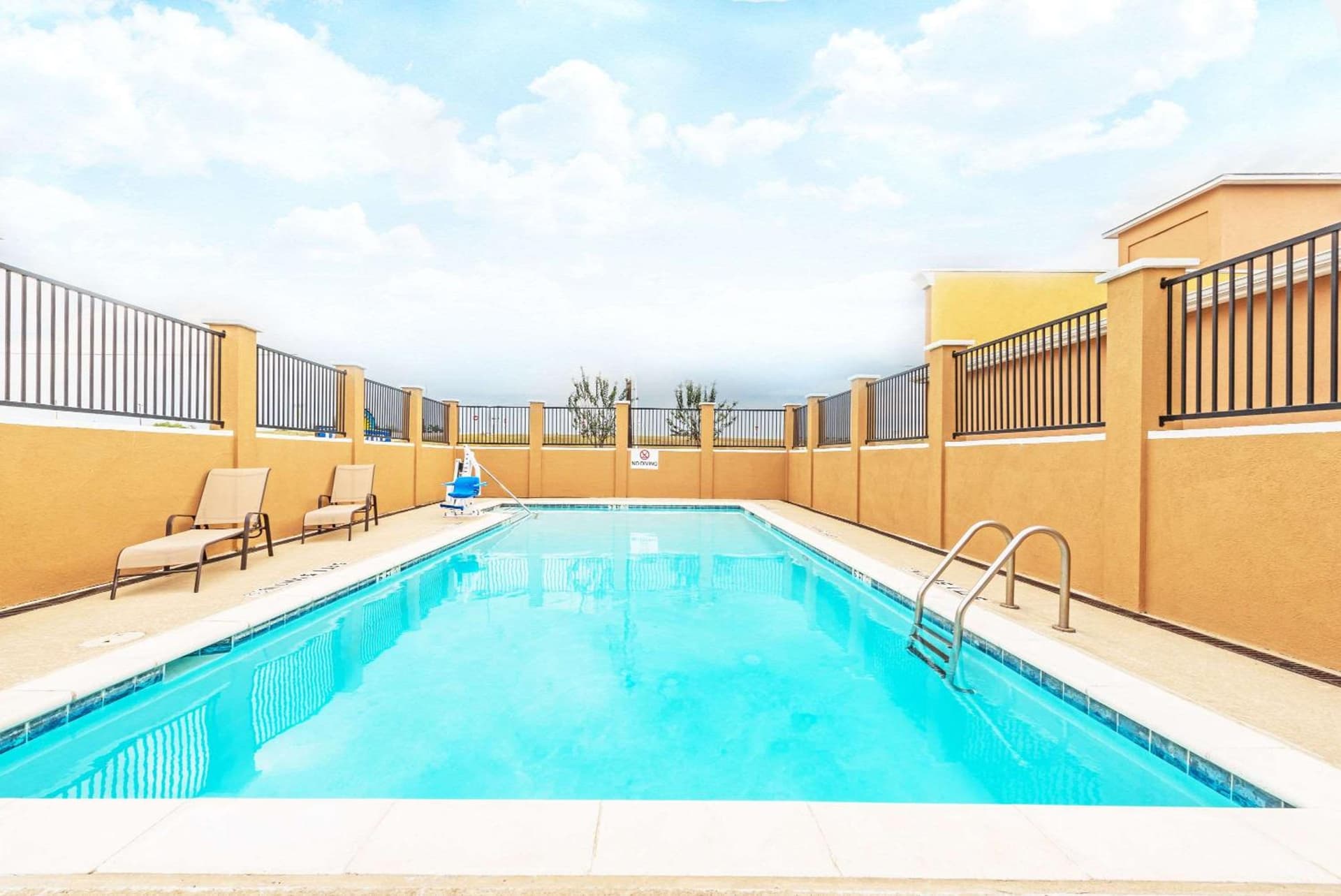Days Inn by Wyndham Rockdale Texas property views in Rockdale, TX — gallery photo 3