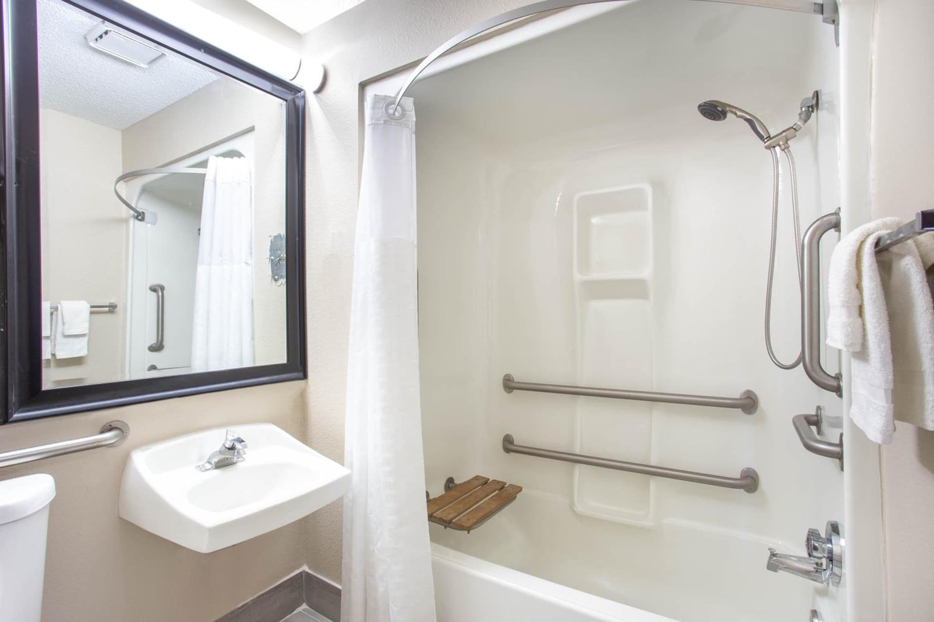 Baymont by Wyndham Joliet gallery photo in Joliet, IL — image 53