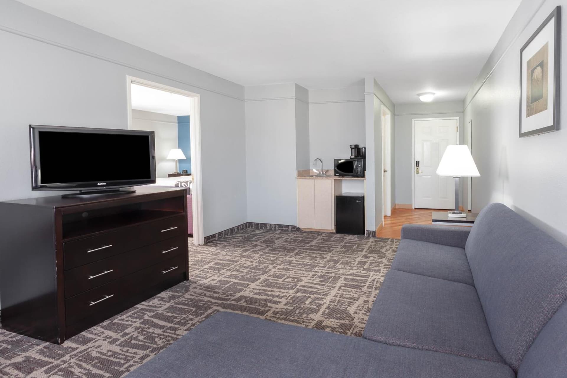 La Quinta by Wyndham Kerrville interior in Kerrville, TX — gallery photo 2