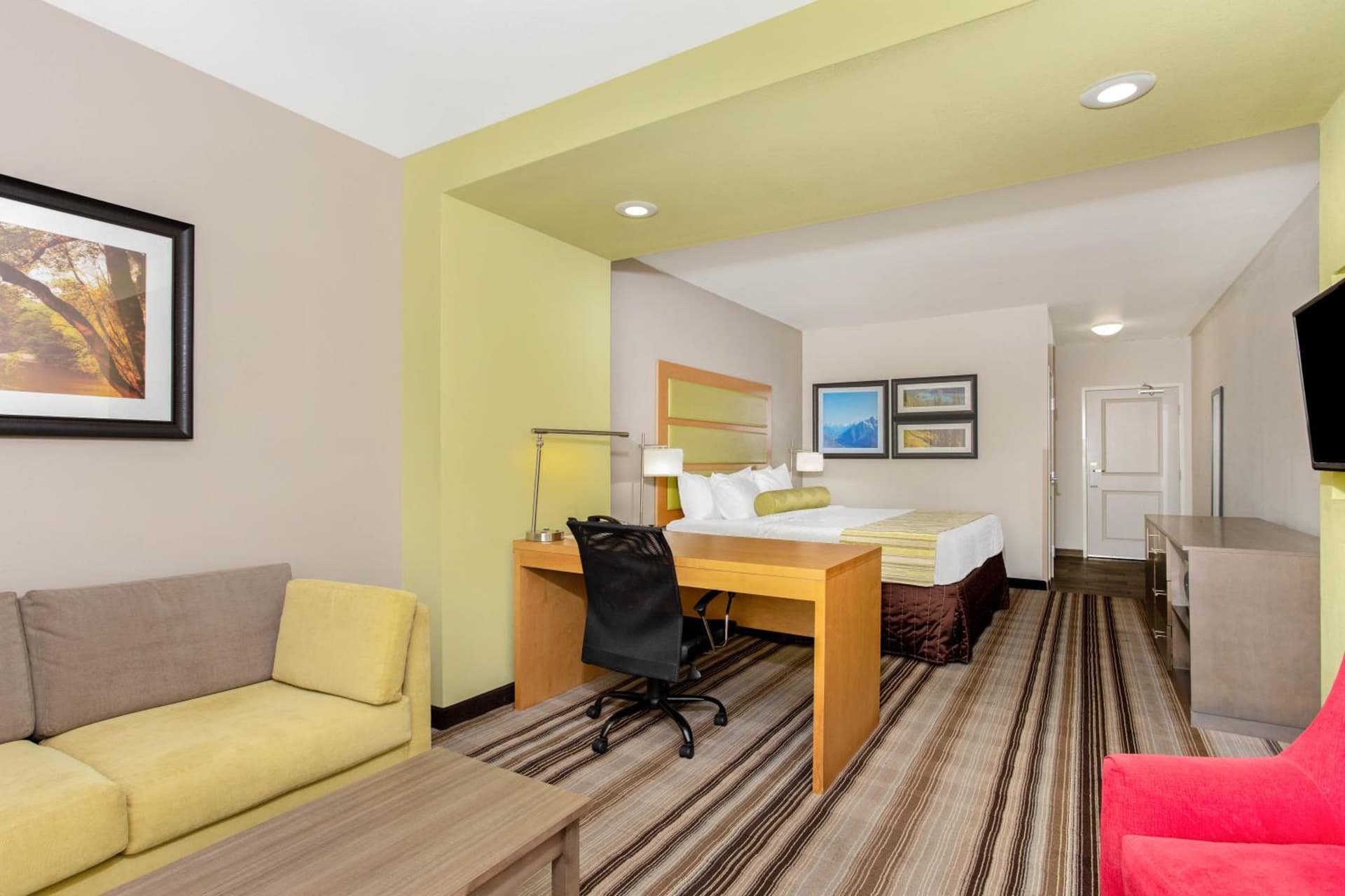 La Quinta by Wyndham Paducah interior in Paducah, KY — gallery photo 2