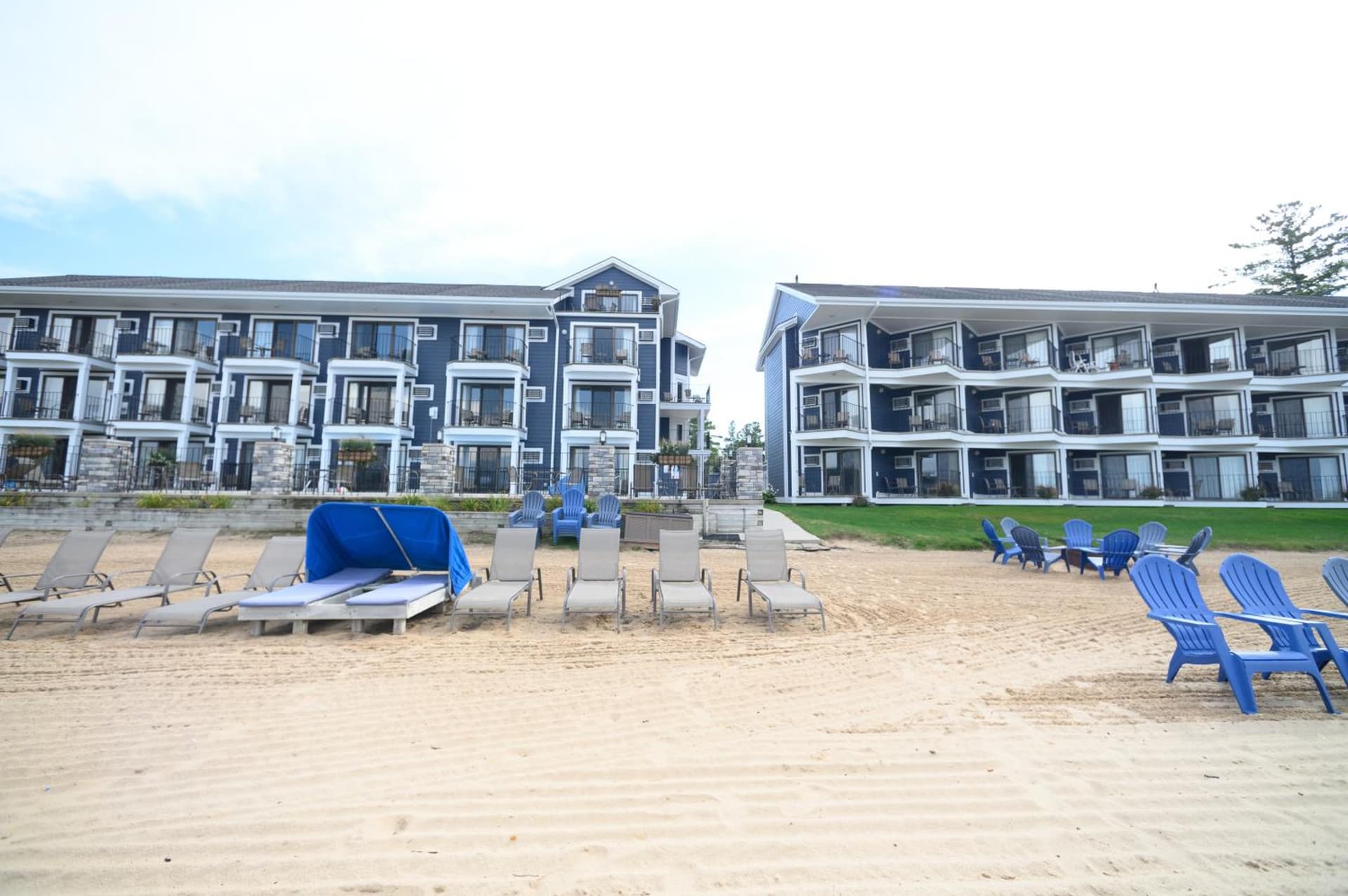 Pointes North Beachfront Hotel - 2 Person Spa Tub Studios featured exterior or lobby in Traverse City, MI — similar hotel