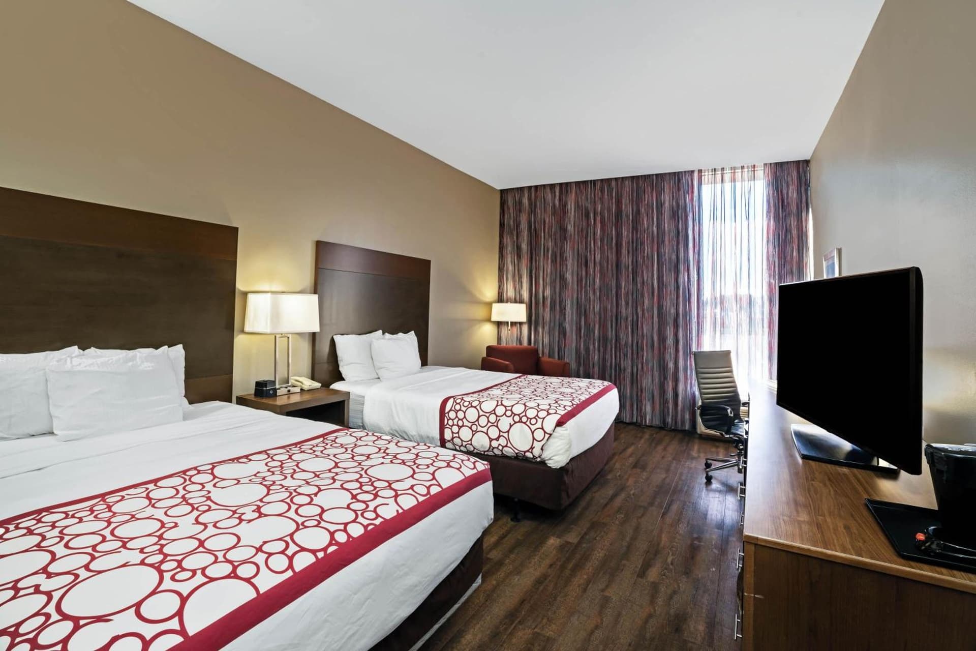 La Quinta by Wyndham Tuscaloosa McFarland interior in Tuscaloosa, AL — gallery photo 2