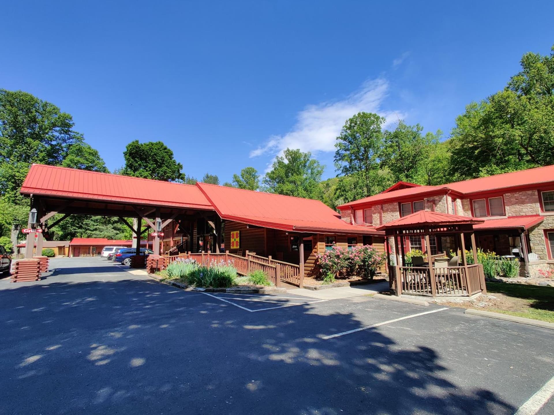 Smoky Falls Lodge interior in Maggie Valley, NC — gallery photo 2