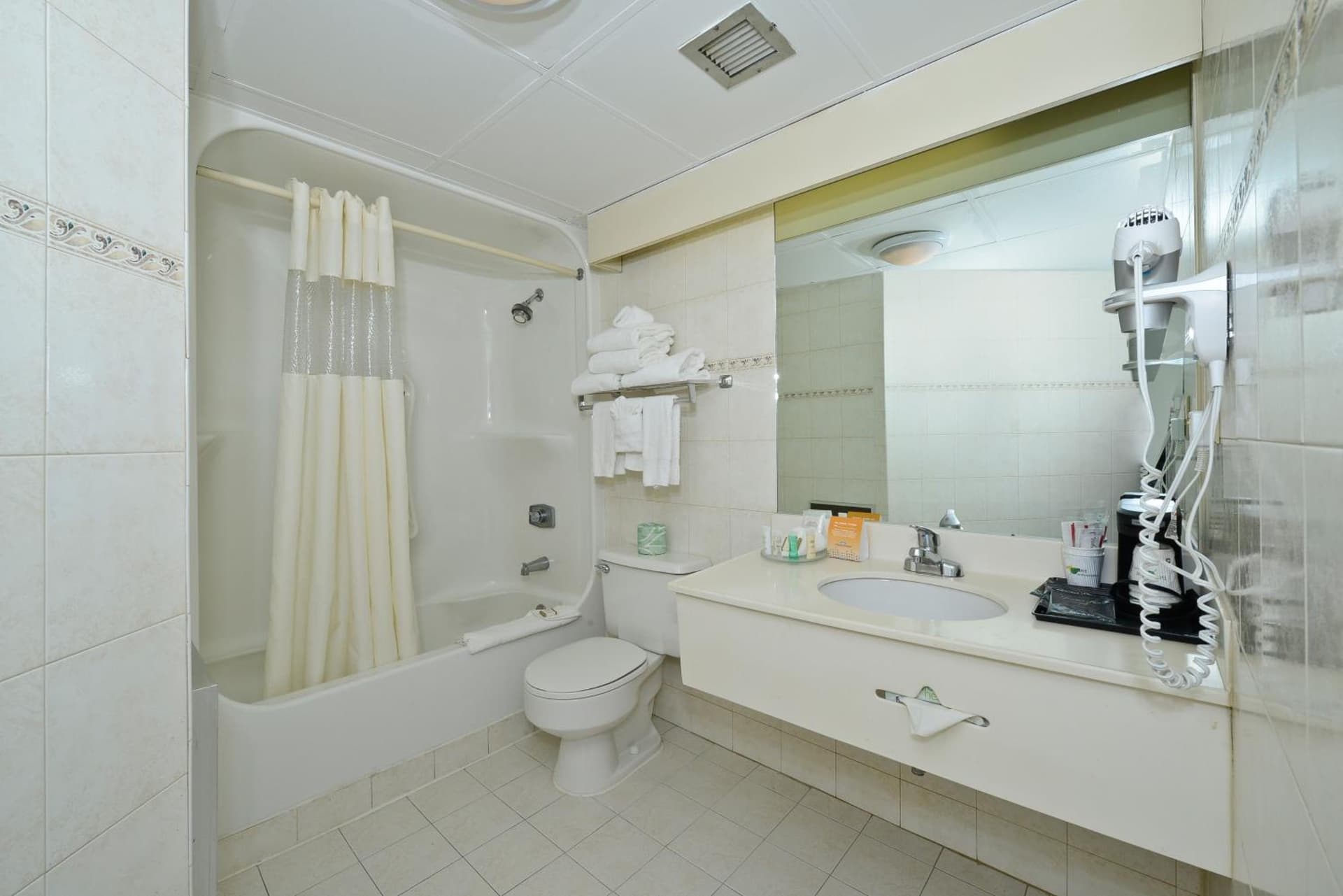 Howard Johnson by Wyndham Newark Airport gallery photo in Newark, NJ — image 18