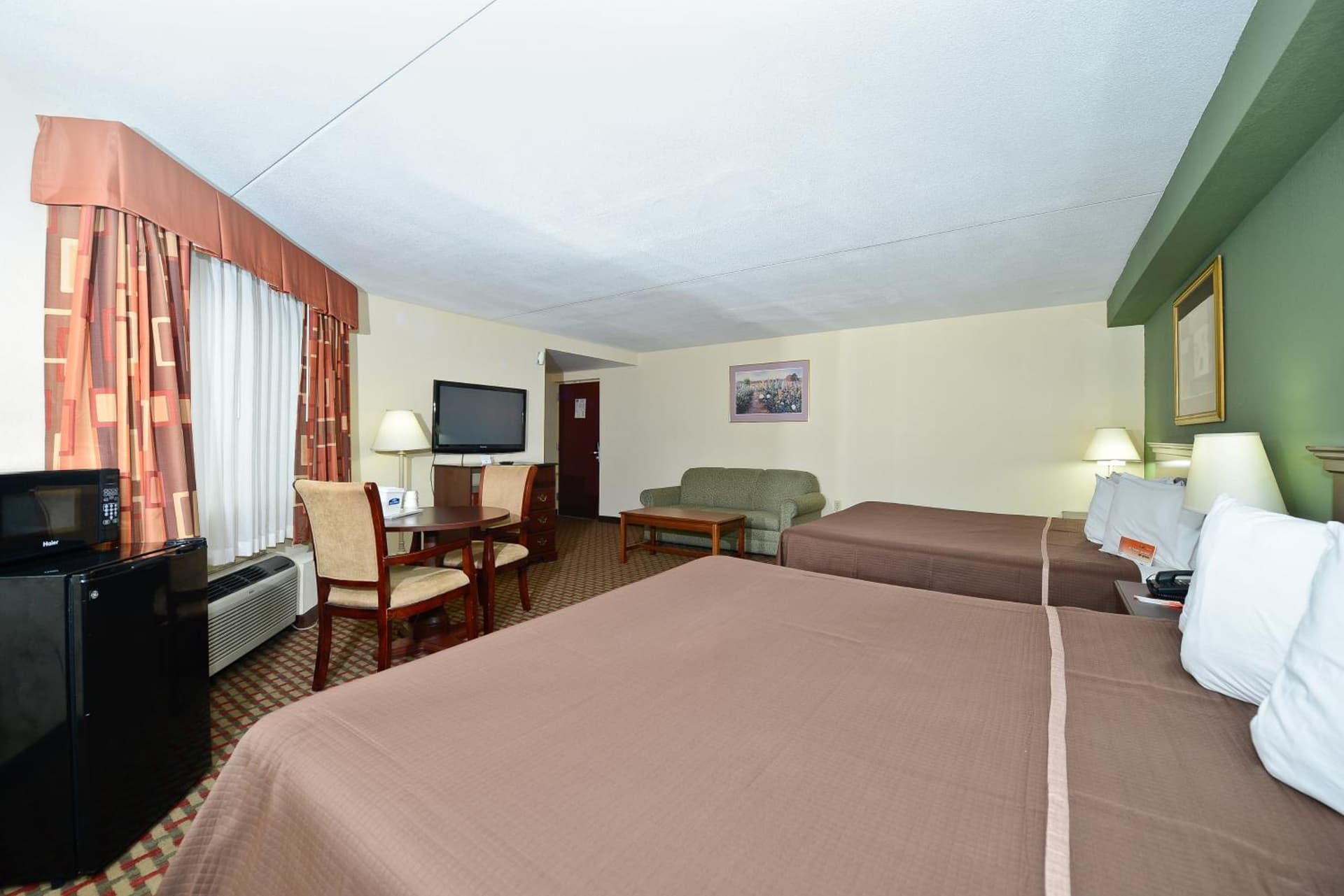 Howard Johnson by Wyndham Newark Airport property views in Newark, NJ — gallery photo 3