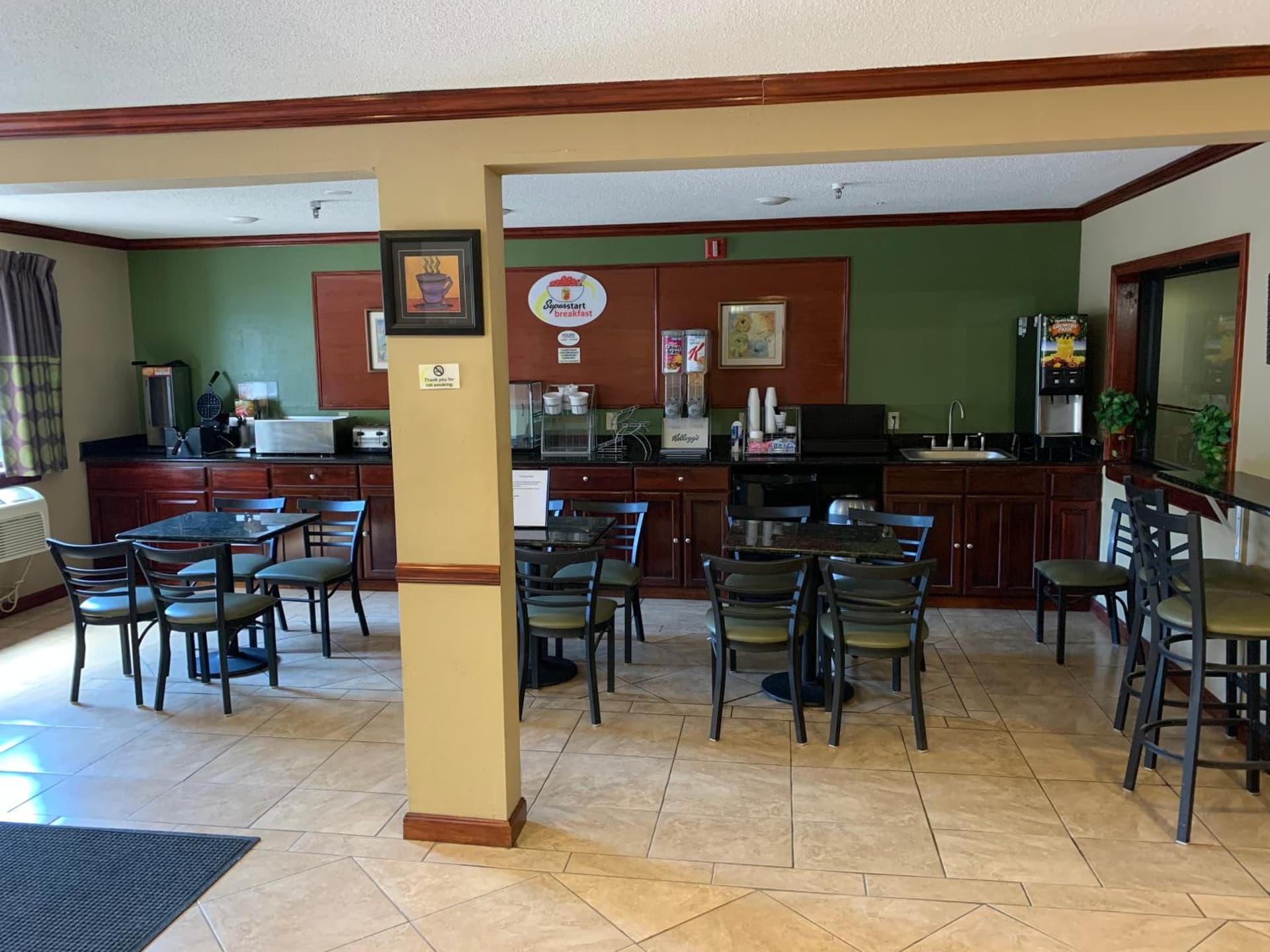Super 8 by Wyndham Tilton/Lake Winnipesaukee gallery photo in Tilton, NH — image 7