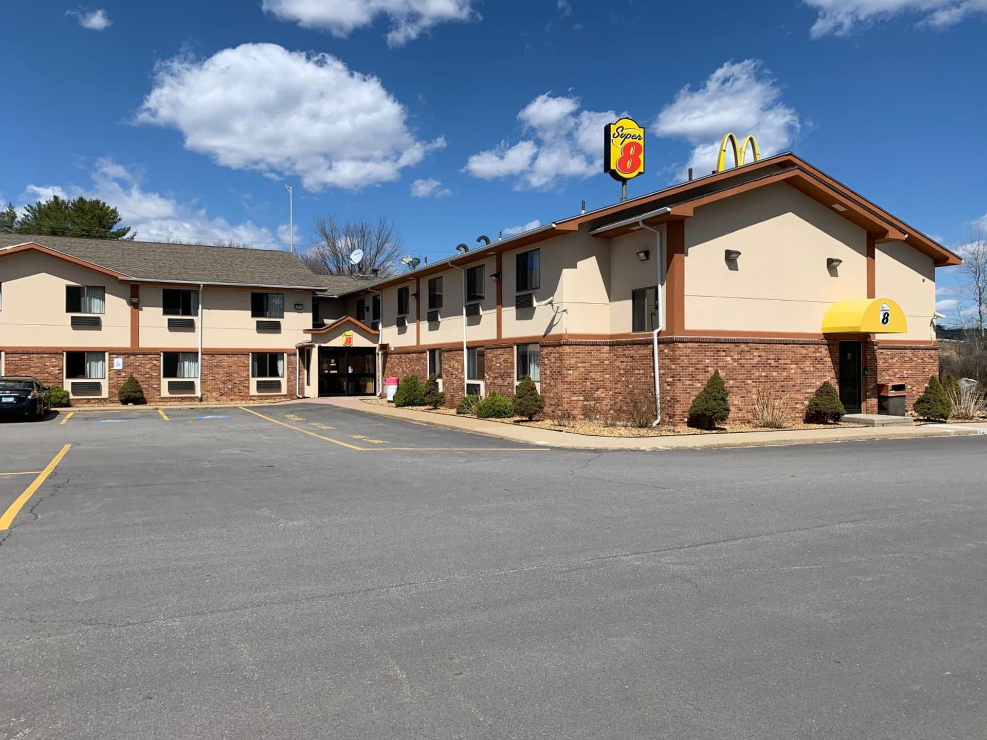 Super 8 by Wyndham Tilton/Lake Winnipesaukee gallery photo in Tilton, NH — image 12