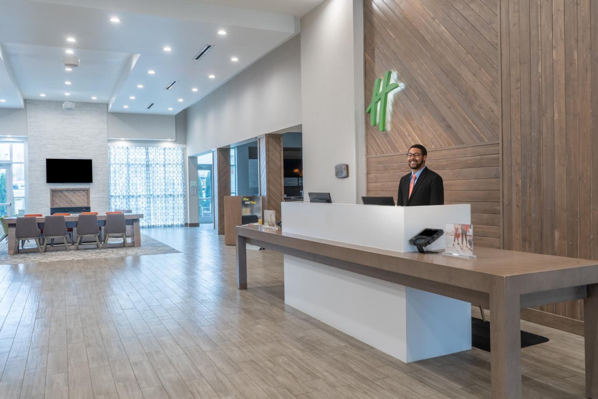 Holiday Inn & Suites Memphis Southeast-Germantown by IHG interior in Memphis, TN — gallery photo 2