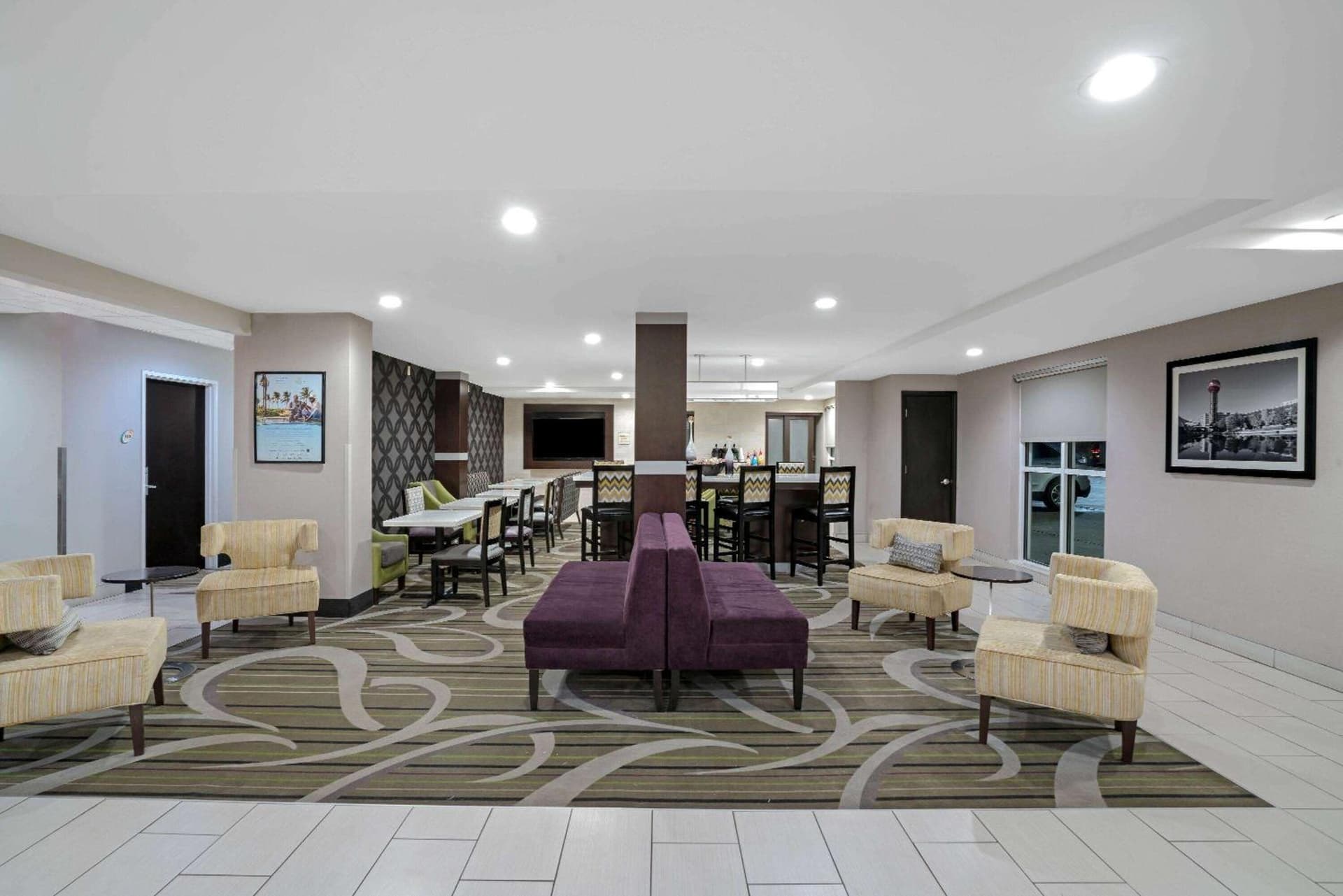 La Quinta by Wyndham Knoxville North I-75 interior in Knoxville, TN — gallery photo 2