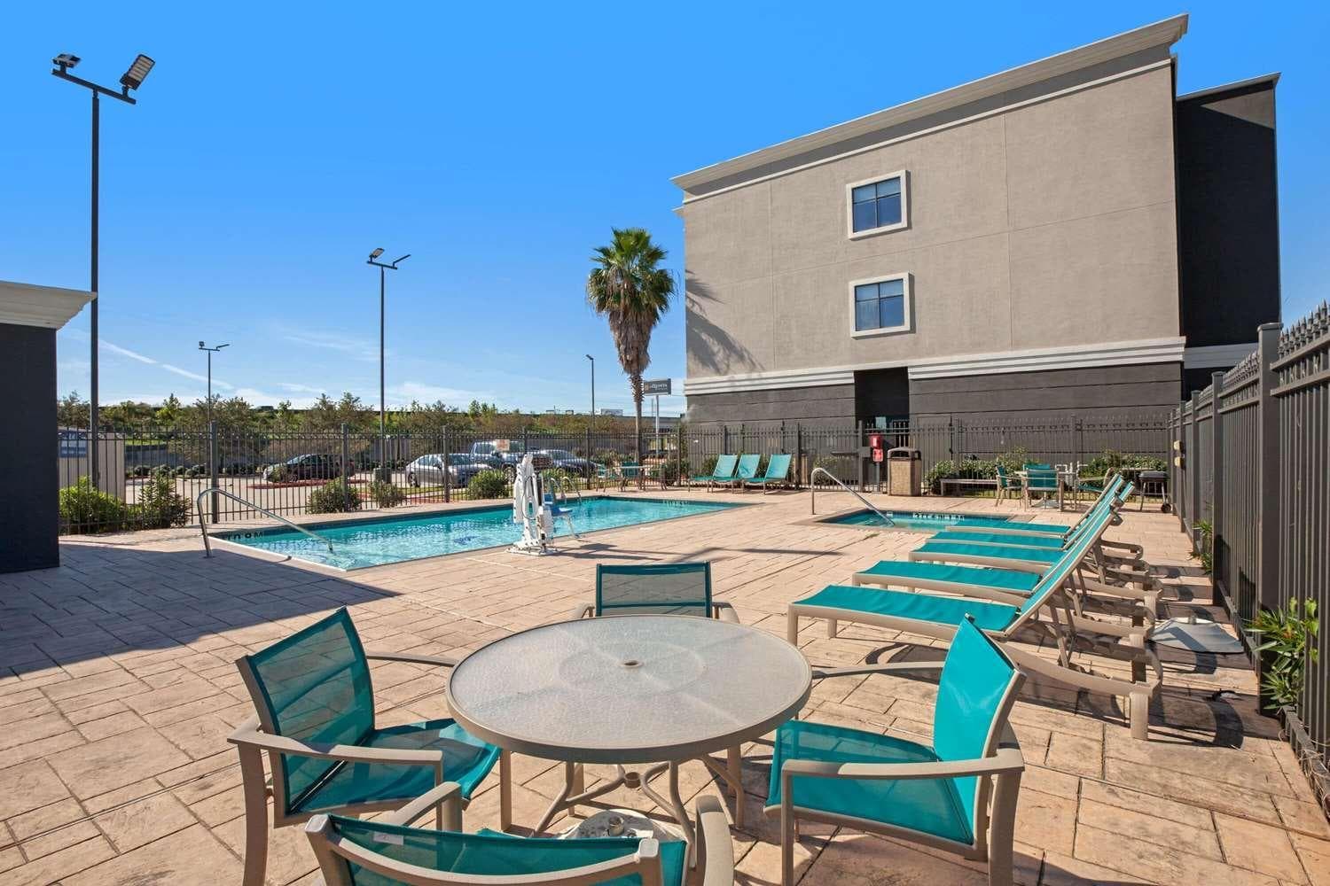La Quinta Inn & Suites By Wyndham Houston Pasadena North interior in Pasadena, TX — gallery photo 2