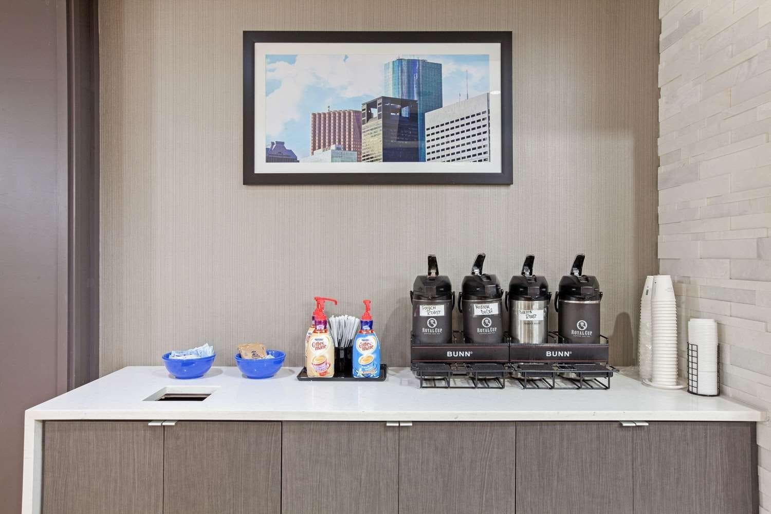 La Quinta Inn & Suites By Wyndham Houston Pasadena North property views in Pasadena, TX — gallery photo 3