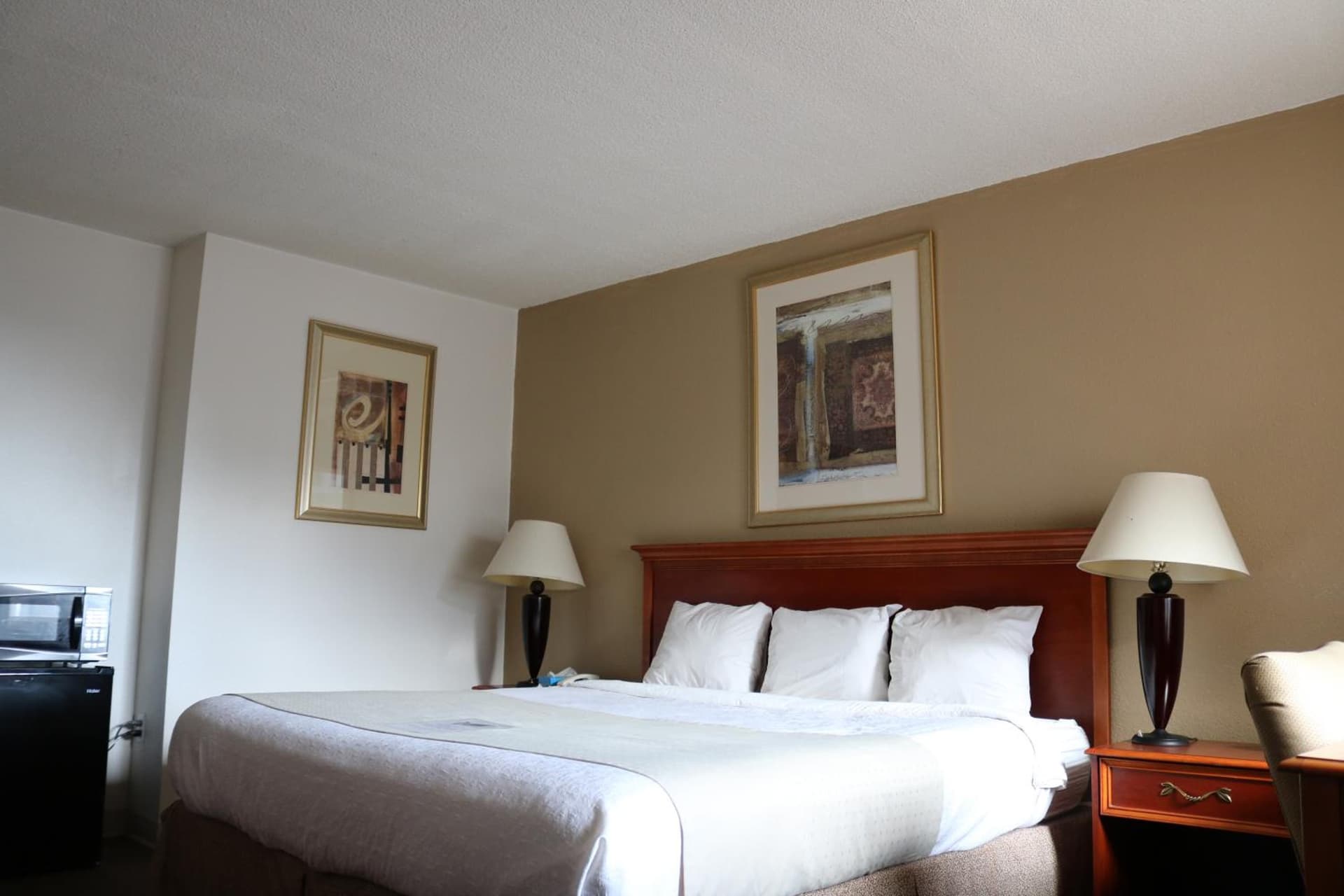 Dakota Inn property views in Huron, SD — gallery photo 3