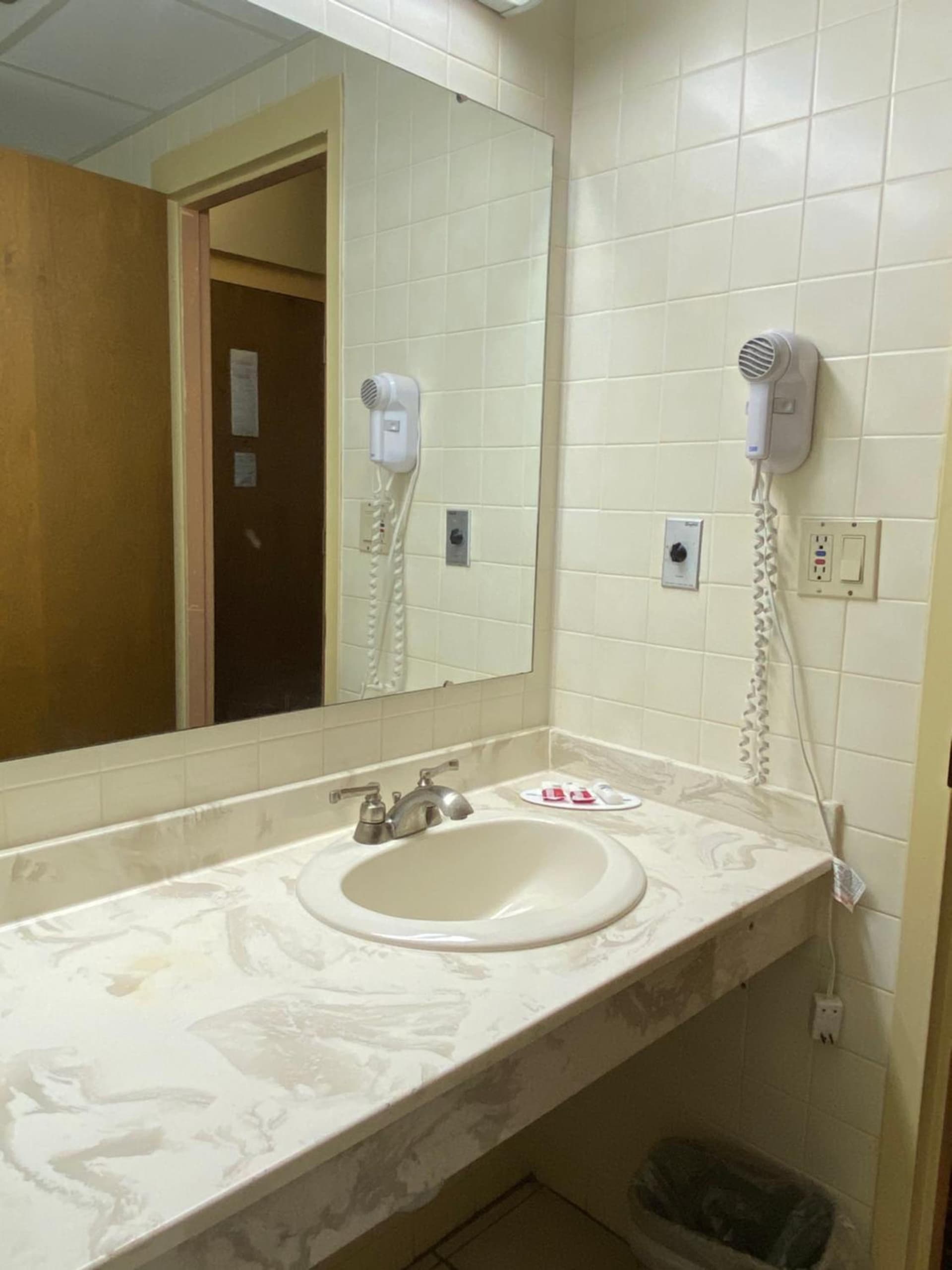 Super 8 by Wyndham Port Clinton interior in Port Clinton, OH — gallery photo 2