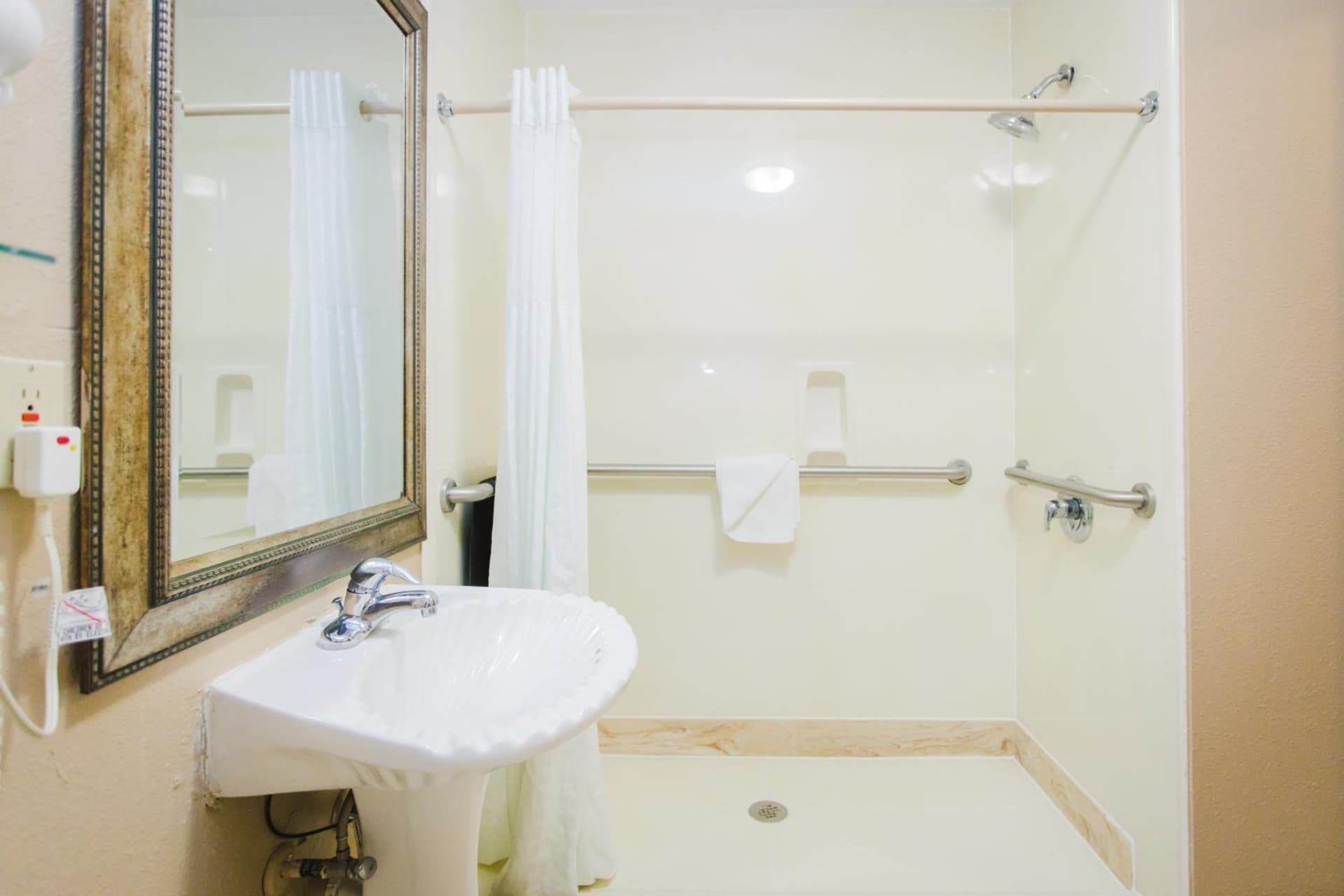Days Inn by Wyndham Rosenberg gallery photo in Rosenberg, TX — image 17