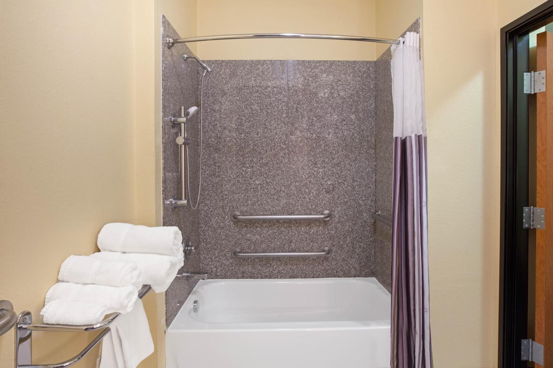 La Quinta Inn & Suites By Wyndham Houston Pasadena North gallery photo in Pasadena, TX — image 7