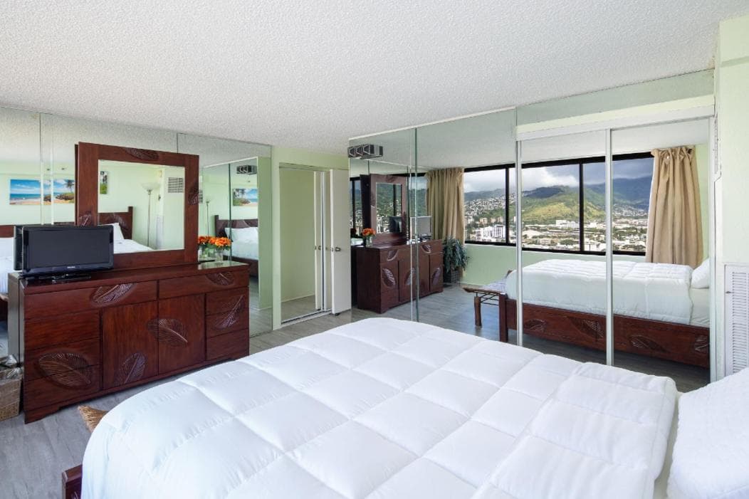 2 Bedroom Penthouse w/Ocean Views property views in Honolulu, HI — gallery photo 3