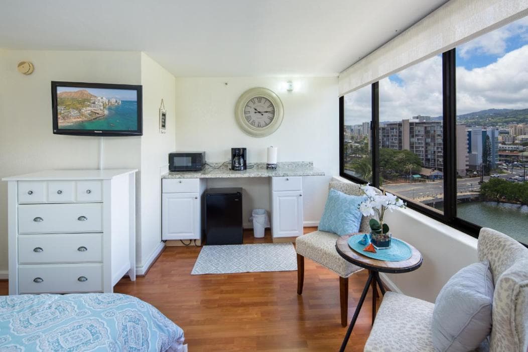 Modern Waikiki Sleek Studio property views in Honolulu, HI — gallery photo 3