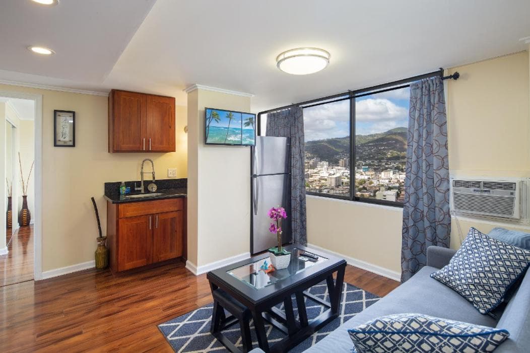2 Bedroom Corner Suite & Tropical Views interior in Honolulu, HI — gallery photo 2