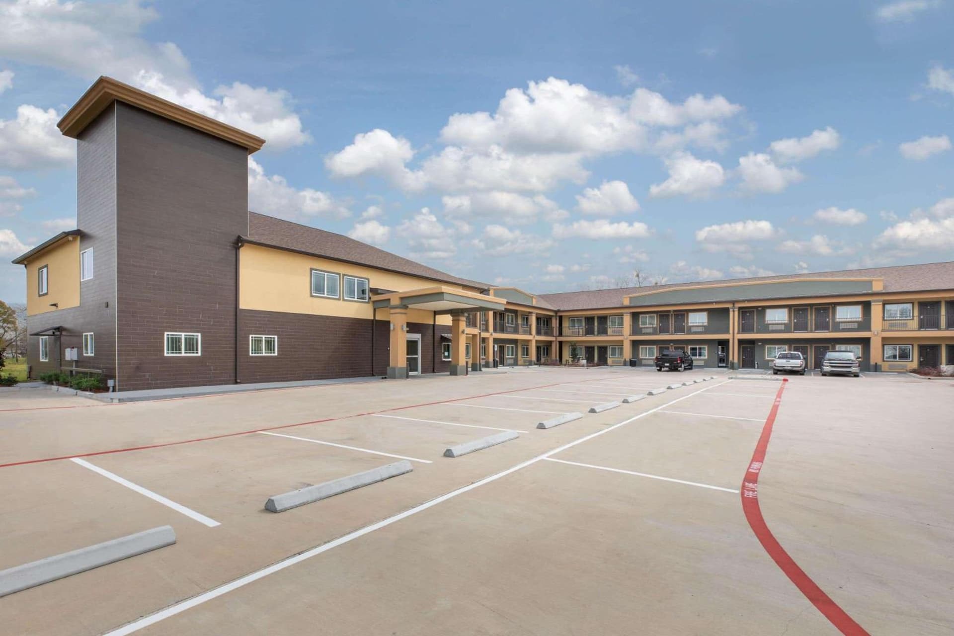 Days Inn & Suites by Wyndham La Porte — hotel in La Porte, Texas
