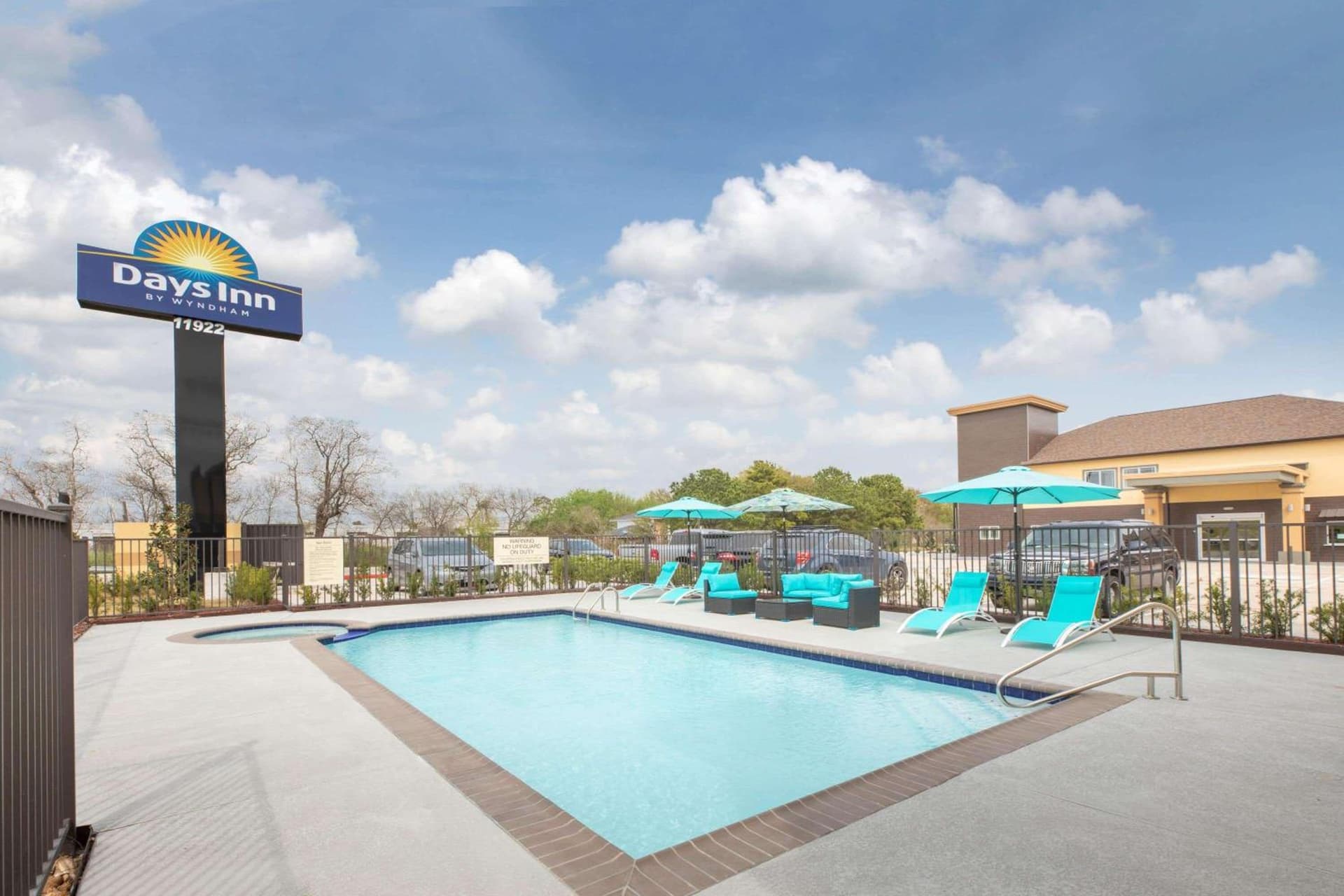 Days Inn & Suites by Wyndham La Porte interior in La Porte, TX — gallery photo 2